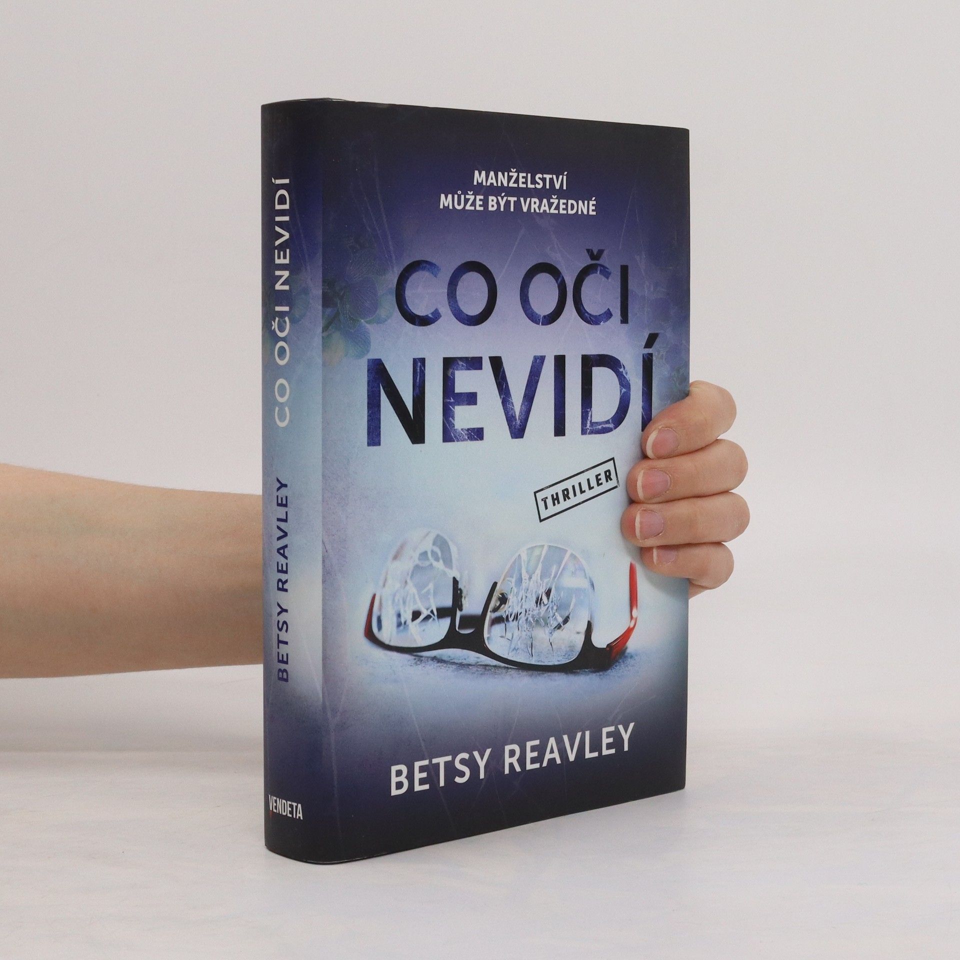 Betsy Reavley Co oči nevidí