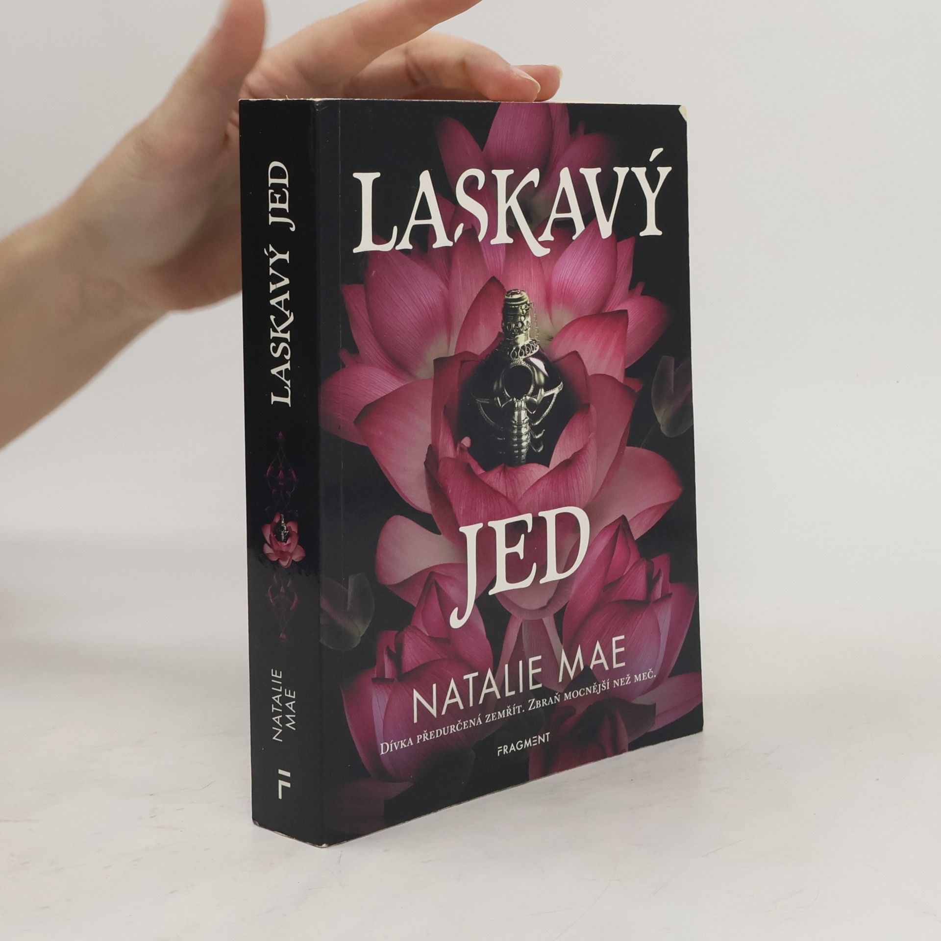 Natalie Mae Laskavý jed