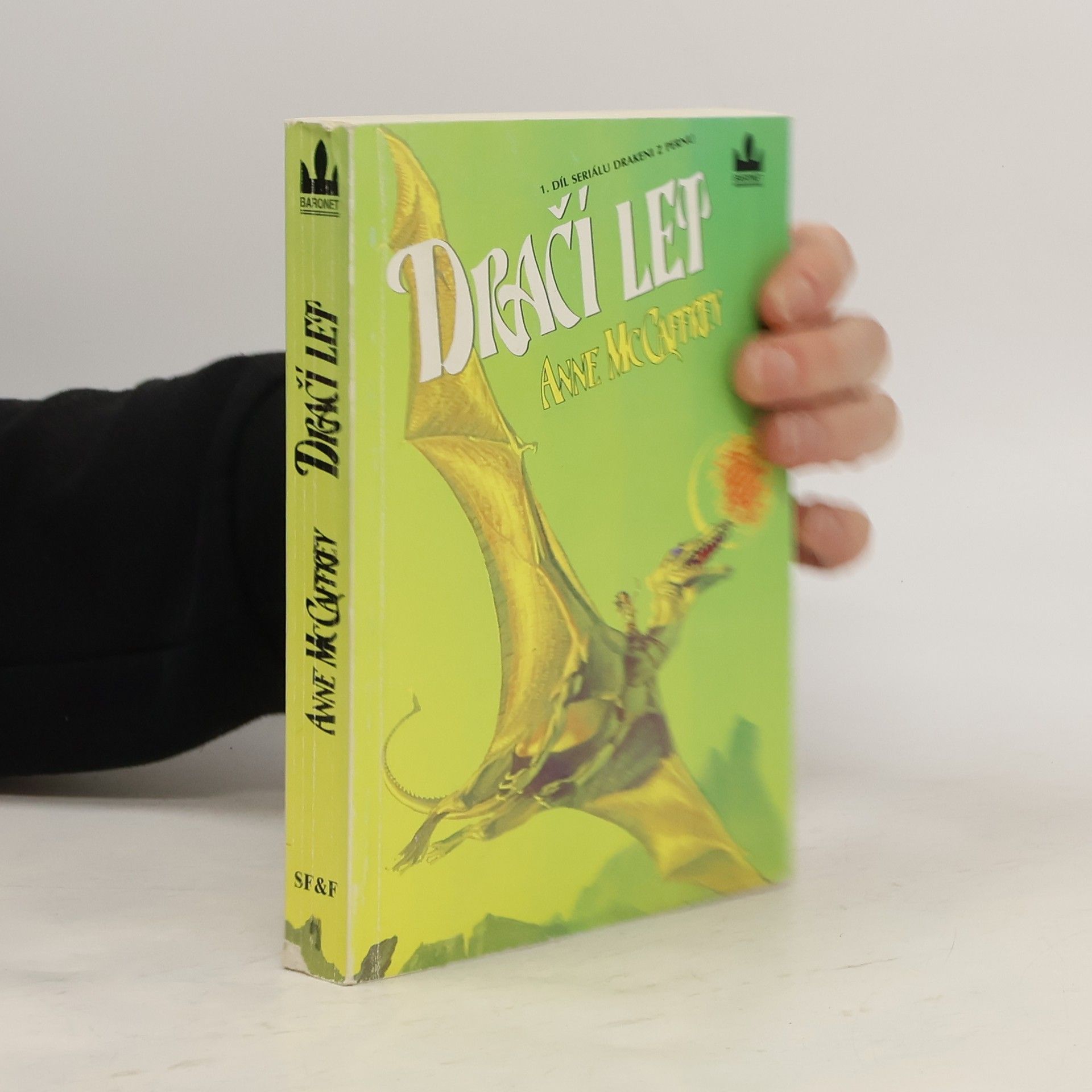 Anne McCaffrey Drakeni z Pernu 1. Dračí let