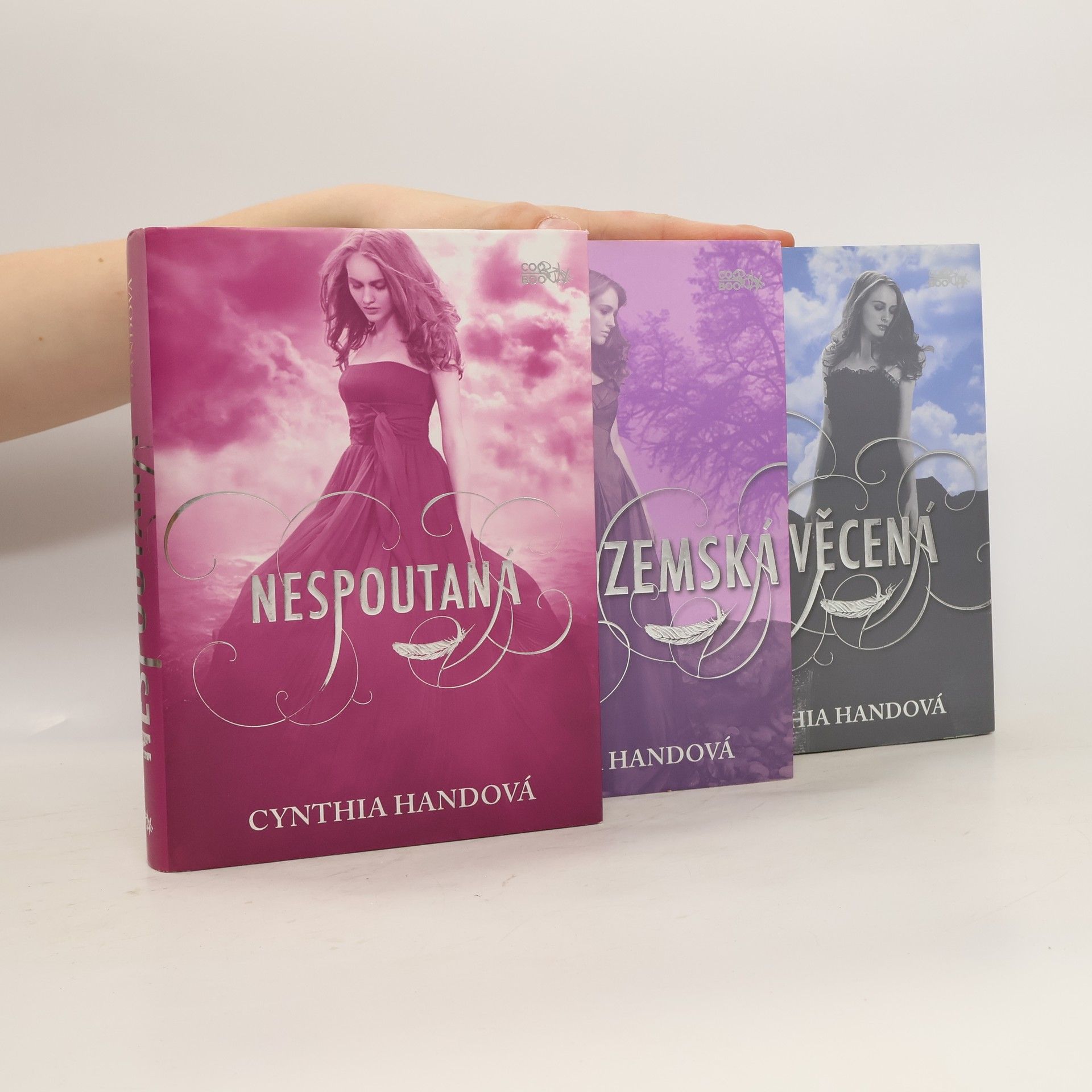Cynthia Hand Nadpozemská. Zasvěcená. Nespoutaná