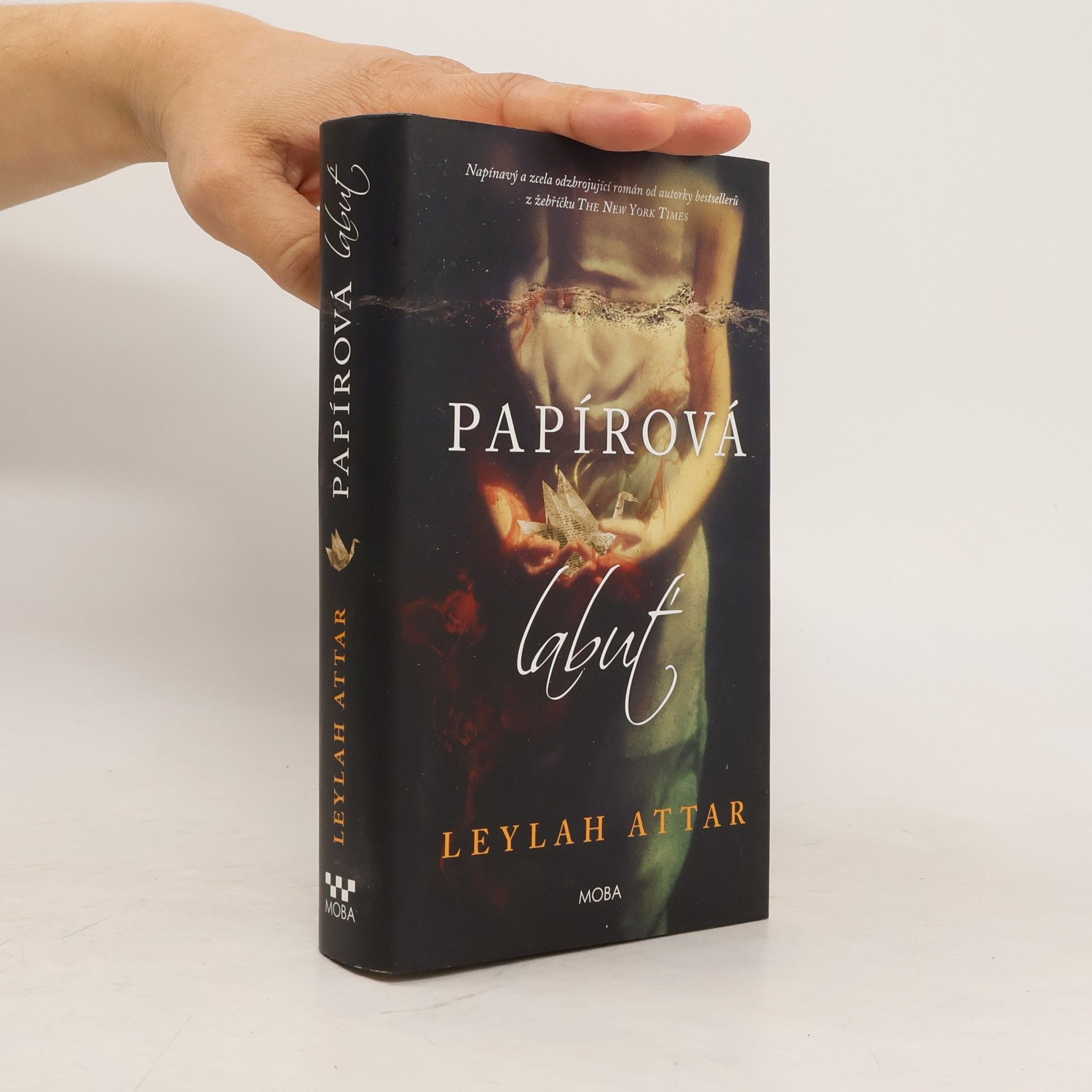 Leylah Attar Papírová labuť