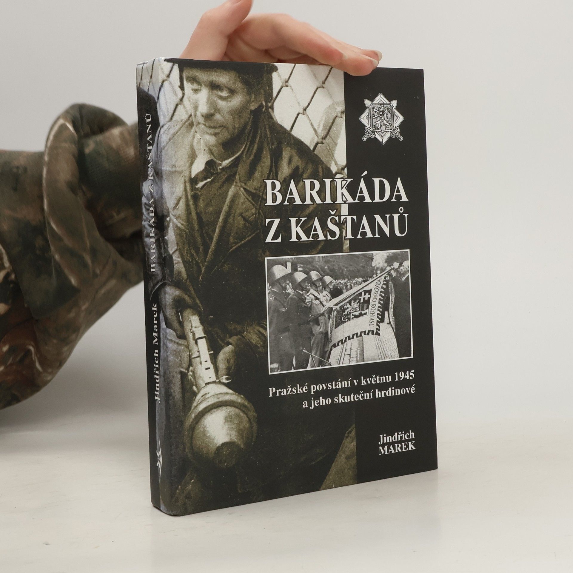 Jindřich Marek Barikáda z kaštanů. Pražské povstání v květnu 1945 a jeho skuteční hrdinové