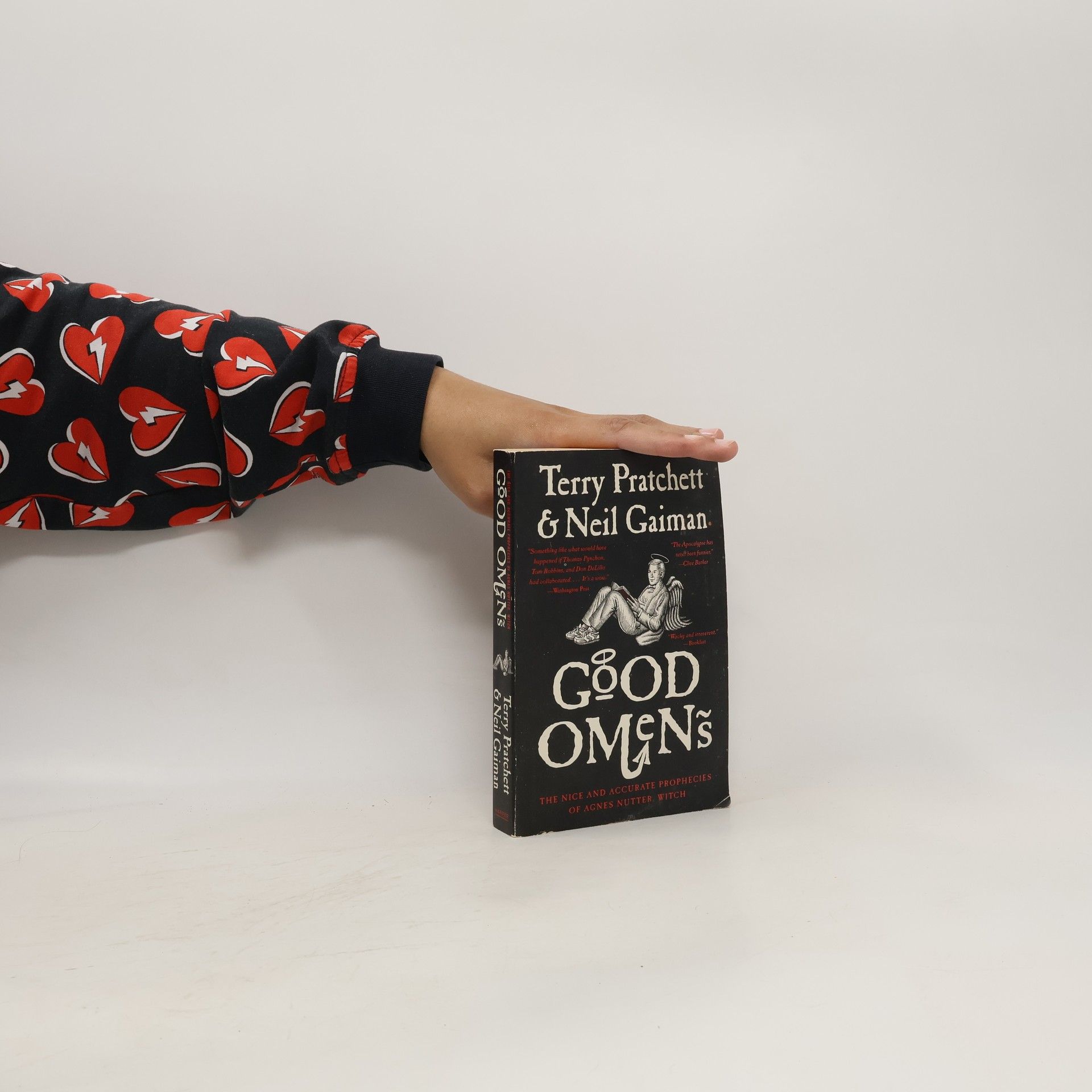 Neil Gaiman Good omens : the nice and accurate prophecies of Agnes Nutter, witch