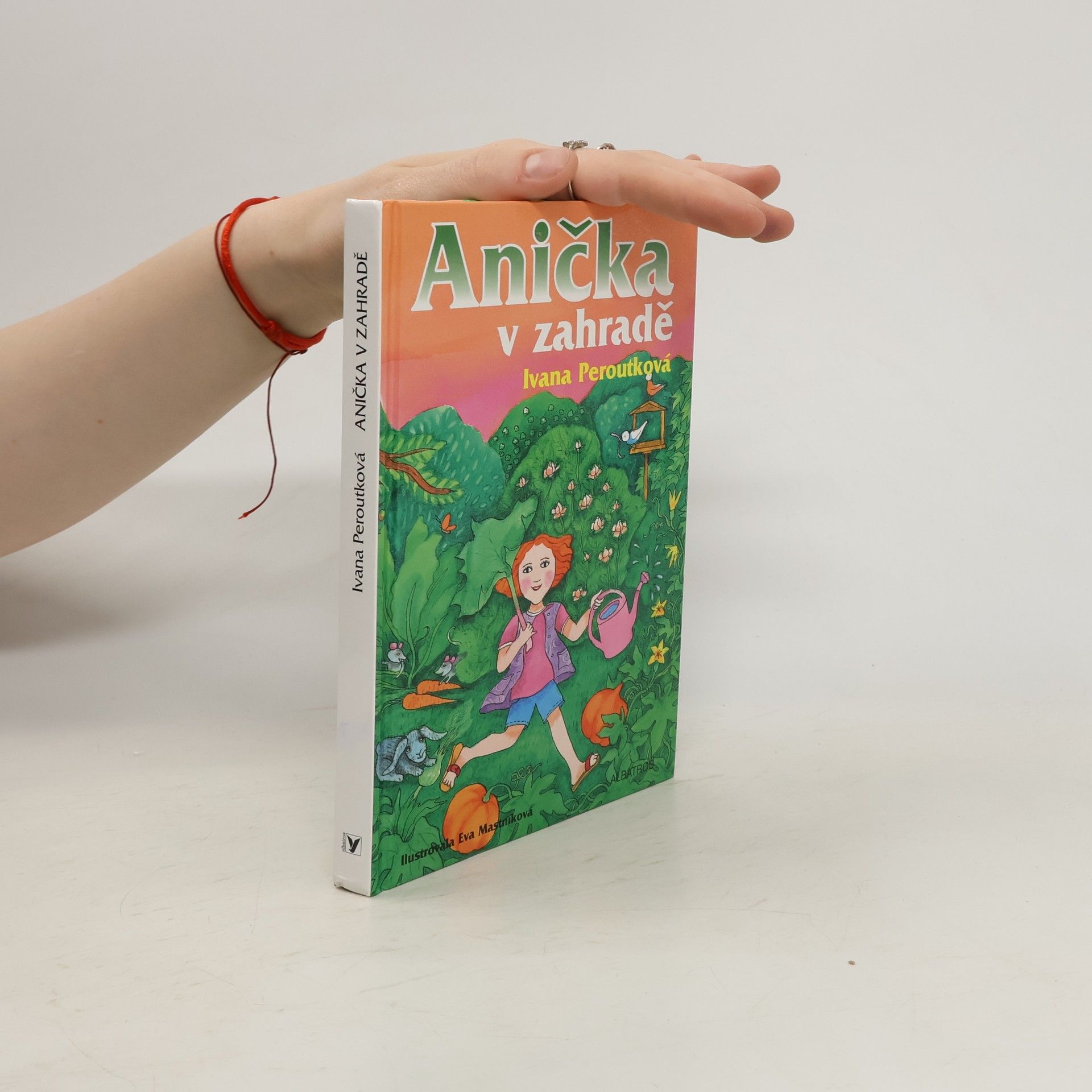 Peroutková Ivana Anička v zahradě