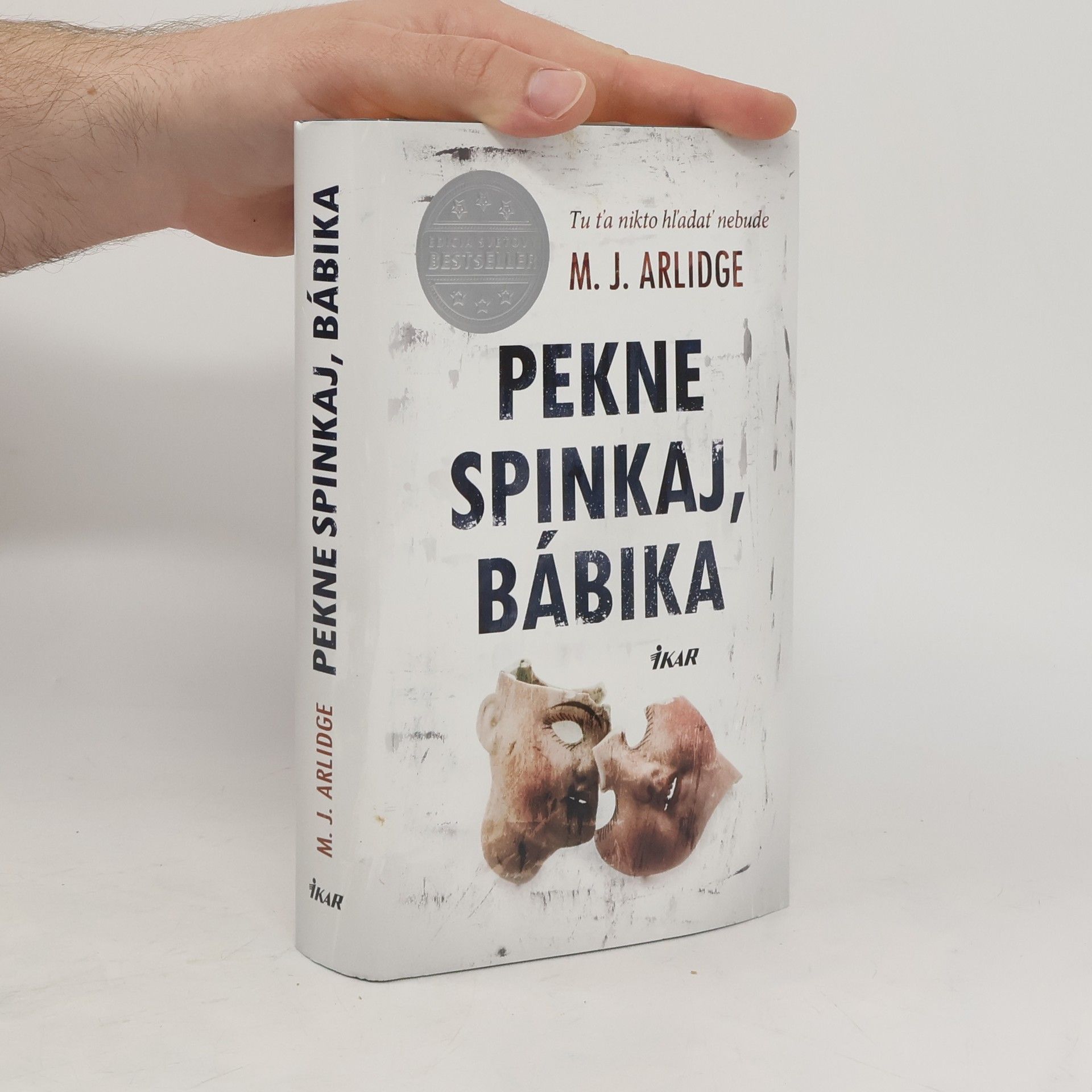 M. J. Arlidge Pekne spinkaj, bábika