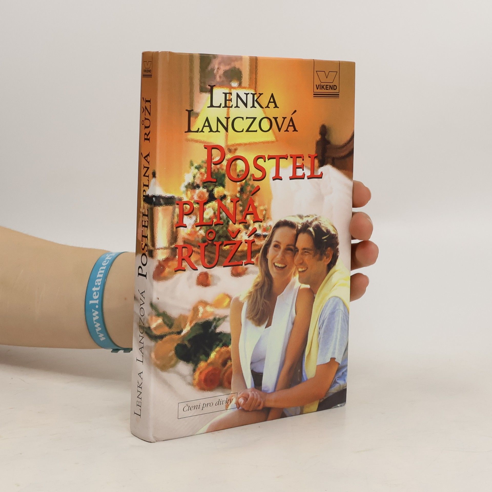 Lenka Lanczová Postel plná růží
