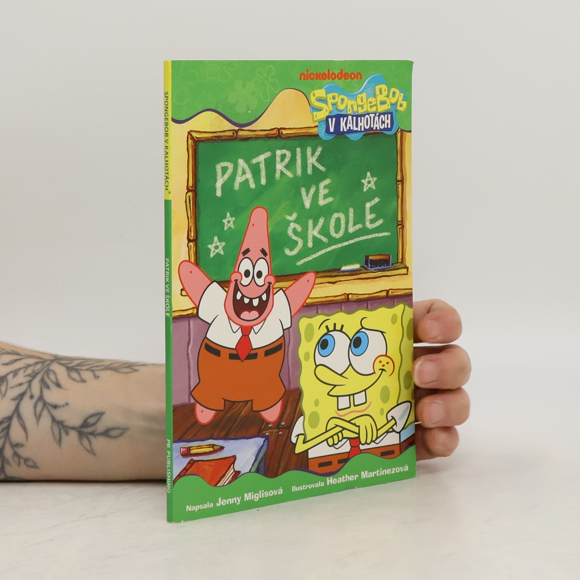 Jenny Miglis SpongeBob v kalhotách. Patrik ve škole