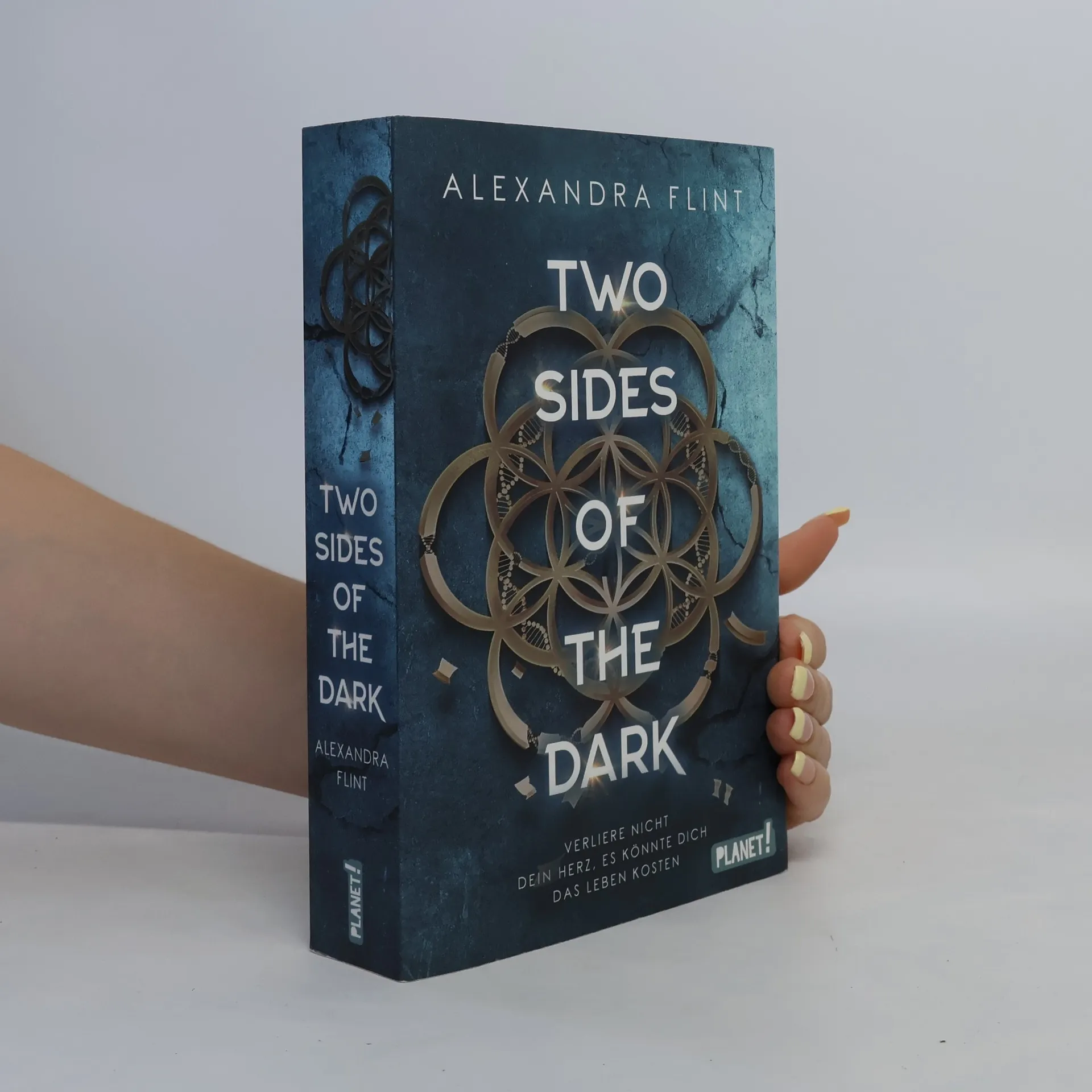 Two sides of the dark | Book | Alexandra Flint | DE