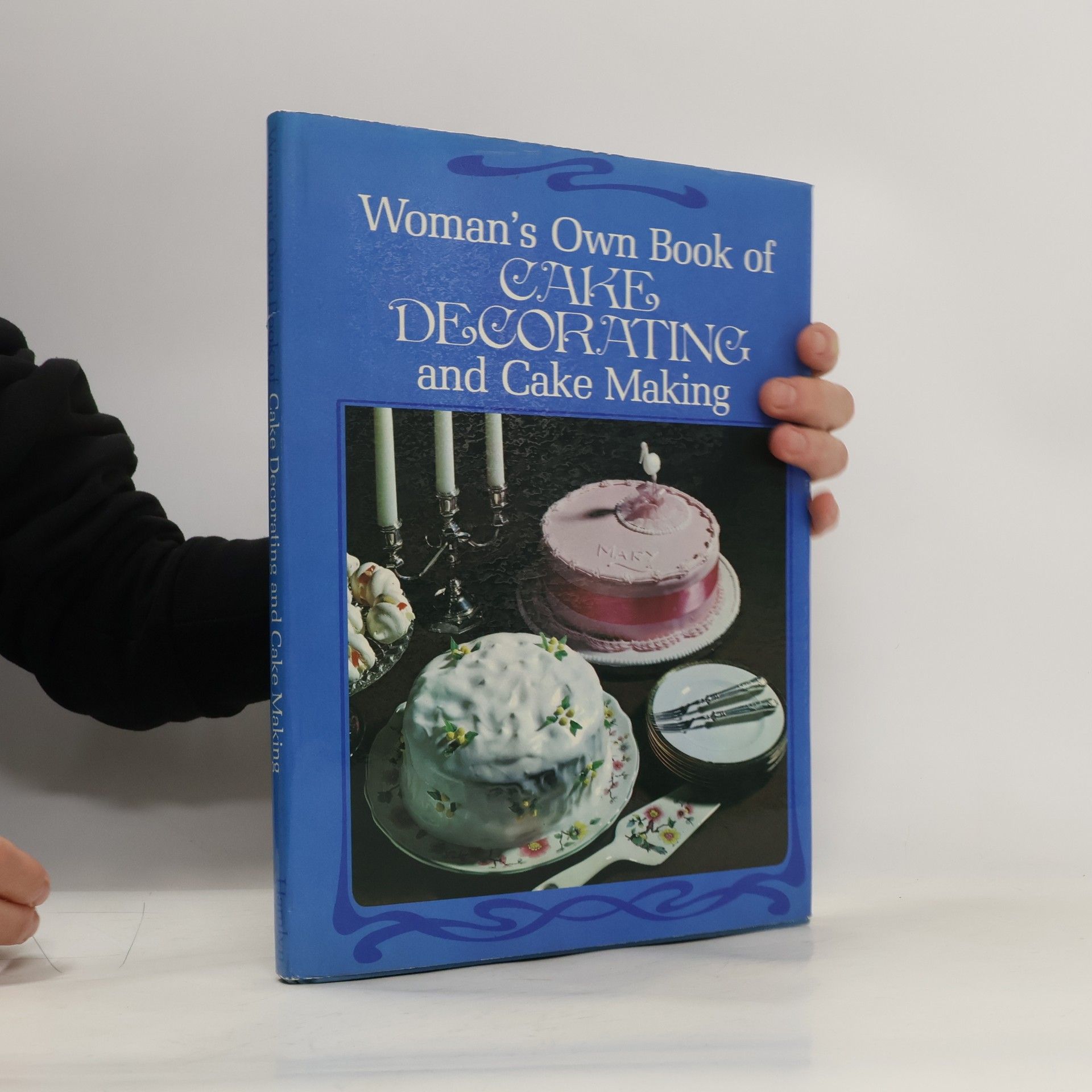 kolektiv Woman's Own Book of Cake Decorating and Cake Making