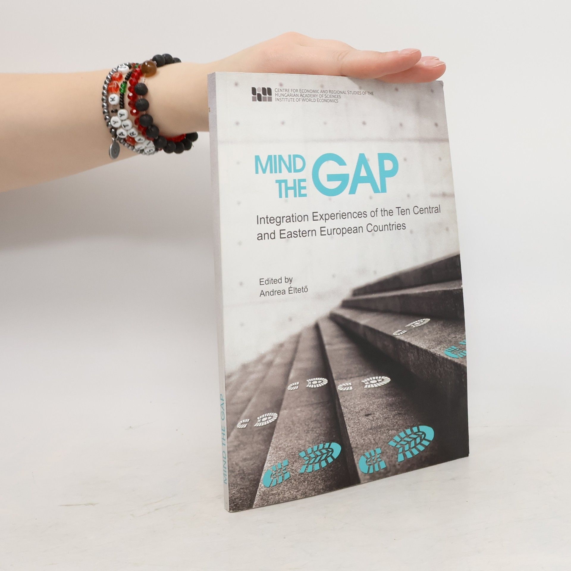 Andrea Éltetö Mind the Gap