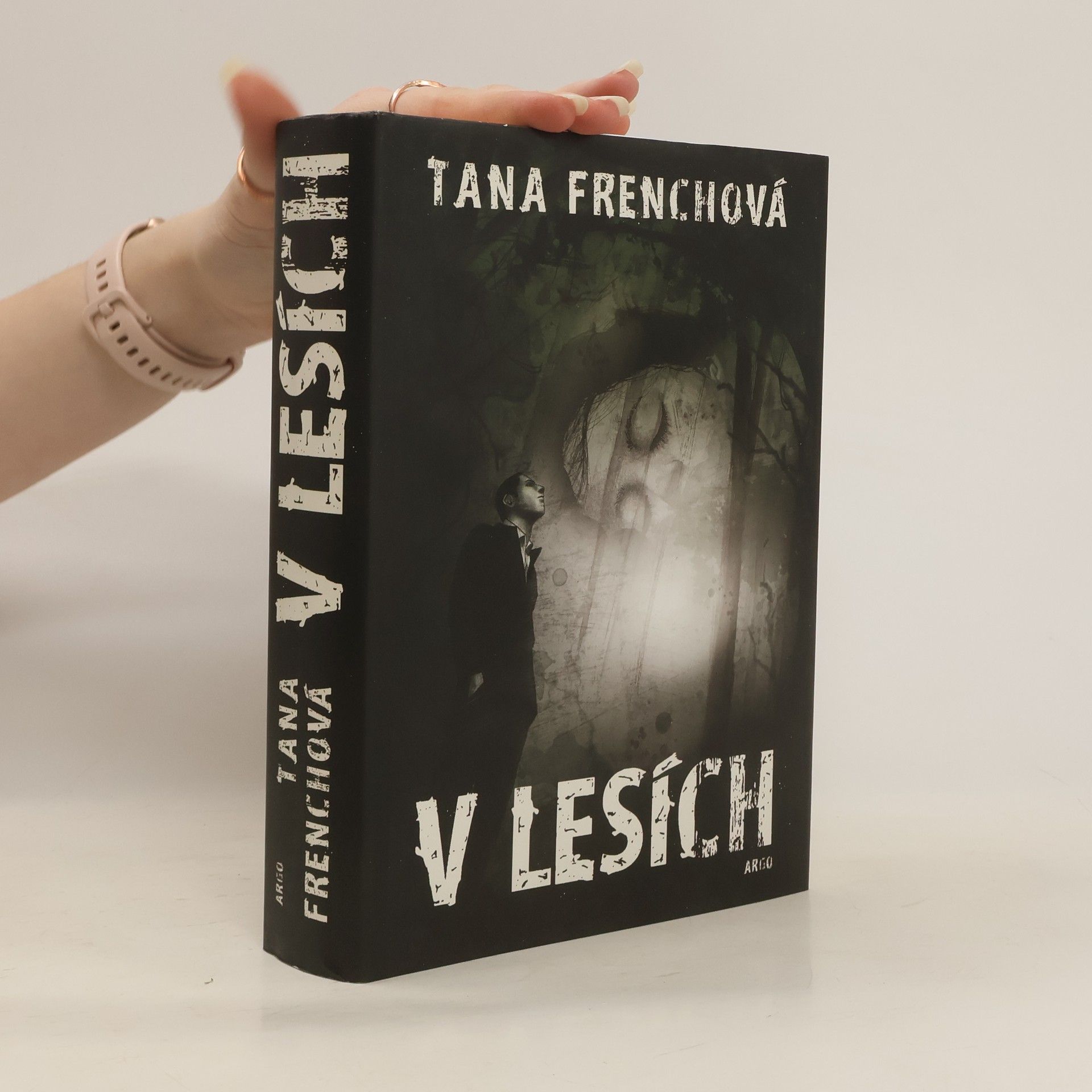 Tana French V lesích