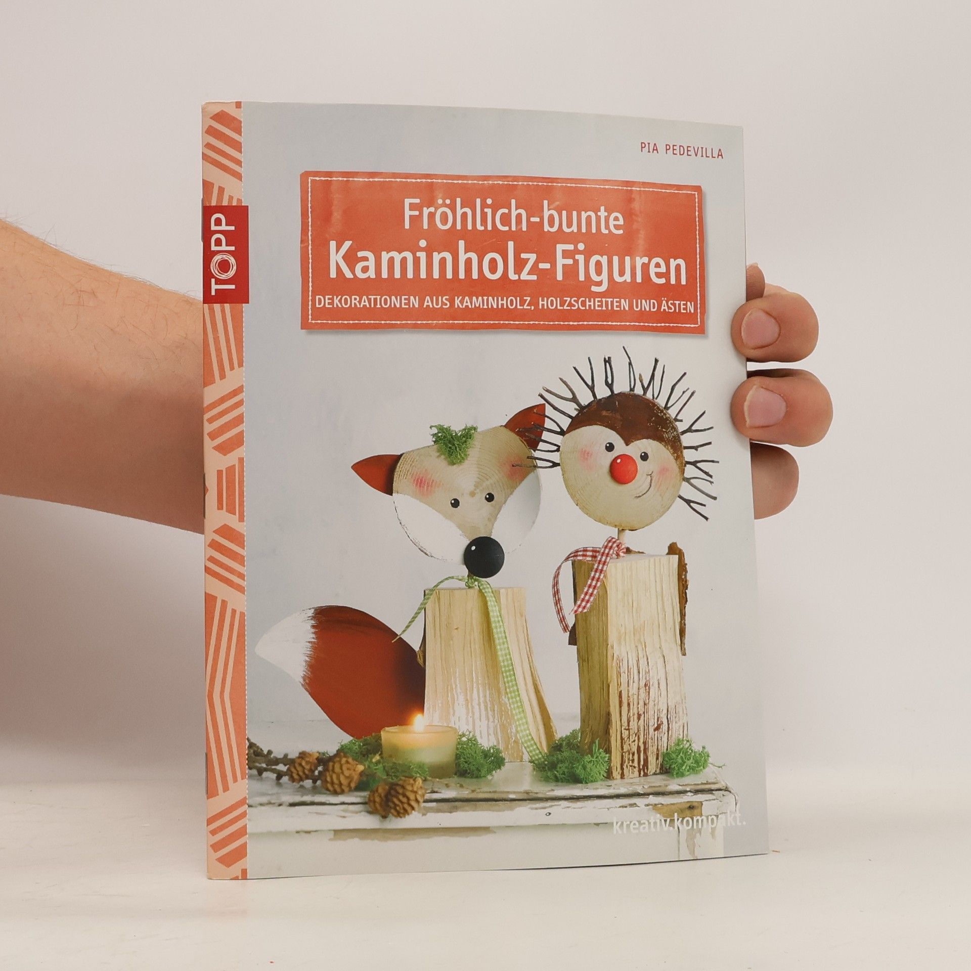 Pia Pedevilla Fröhlich-bunte Kaminholz-Figuren