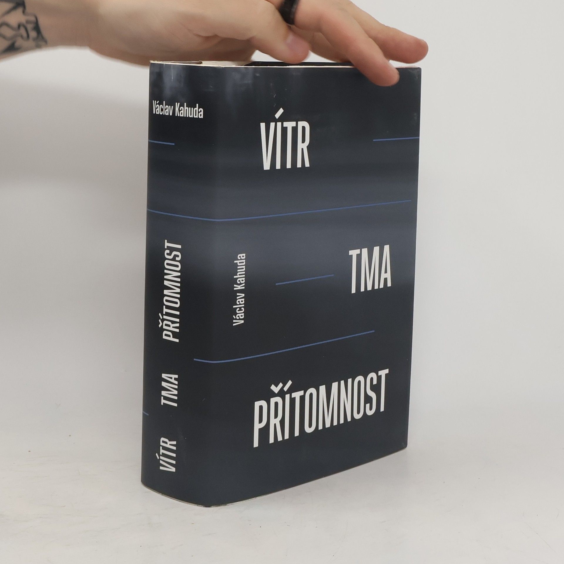 Václav Kahuda Vítr, tma, přítomnost
