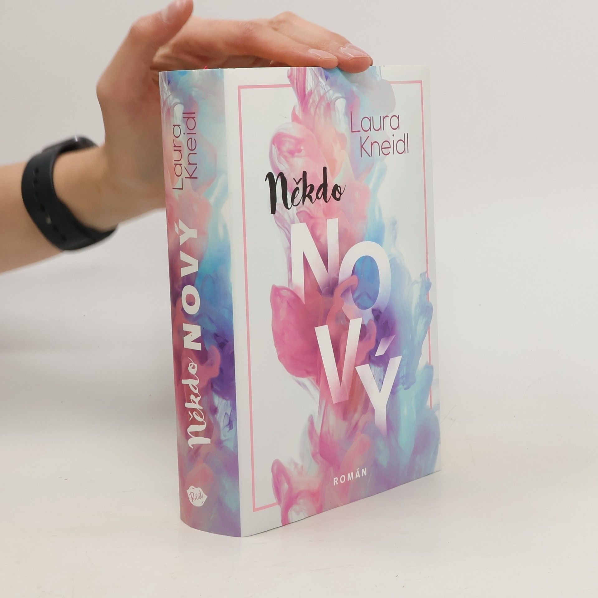 Laura Kneidl Někdo nový