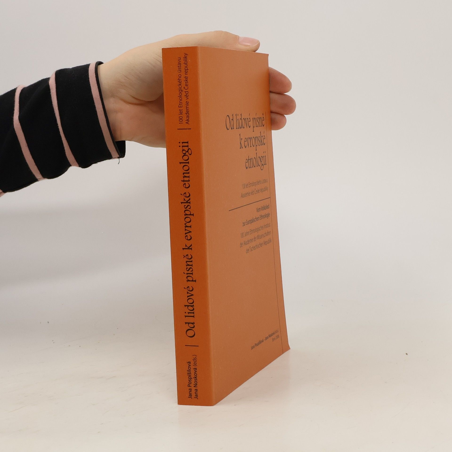 Kolektiv autorů Od lidové písně k evropské etnologii : 100 let Etnologického ústavu Akademie věd České republiky. Vom Volkslied zur Europäischen Ethnologie : 100 Jahre Ethnologisches Institut der Akademie der Wissenschaften der Tschechischen Republik.