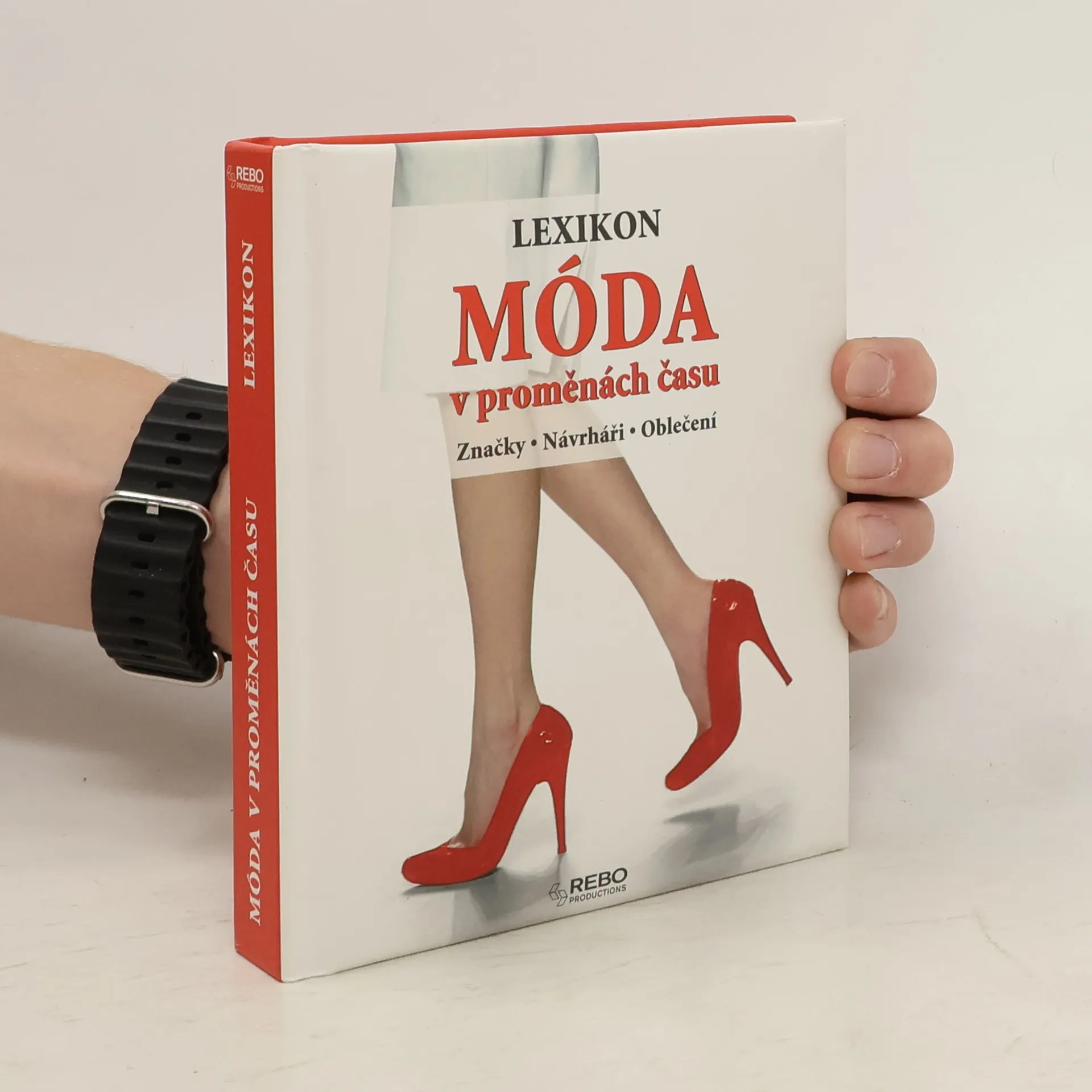 Móda v proměnách času : lexikon : značky, návrháři, oblečení | Kniha | pevná | Sylvia Jonas | CS