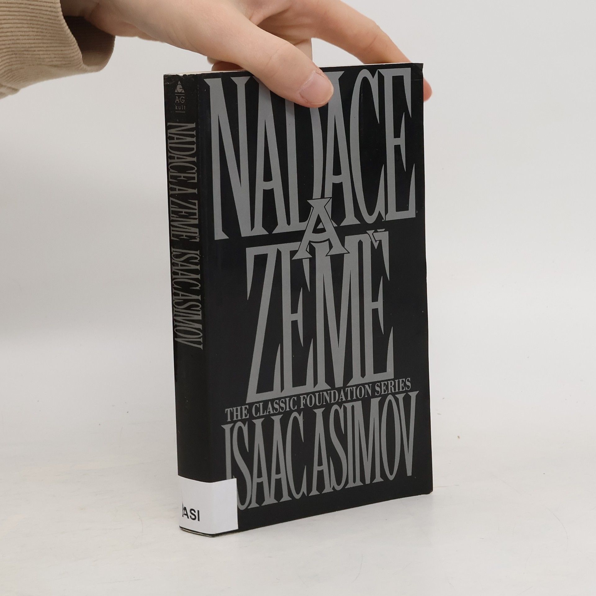 Isaac Asimov Nadace a Země