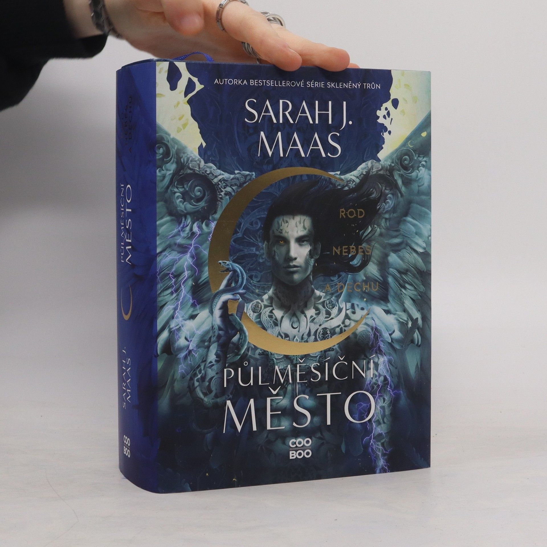 Sarah J. Maas Půlměsíční město. Rod nebes a dechu
