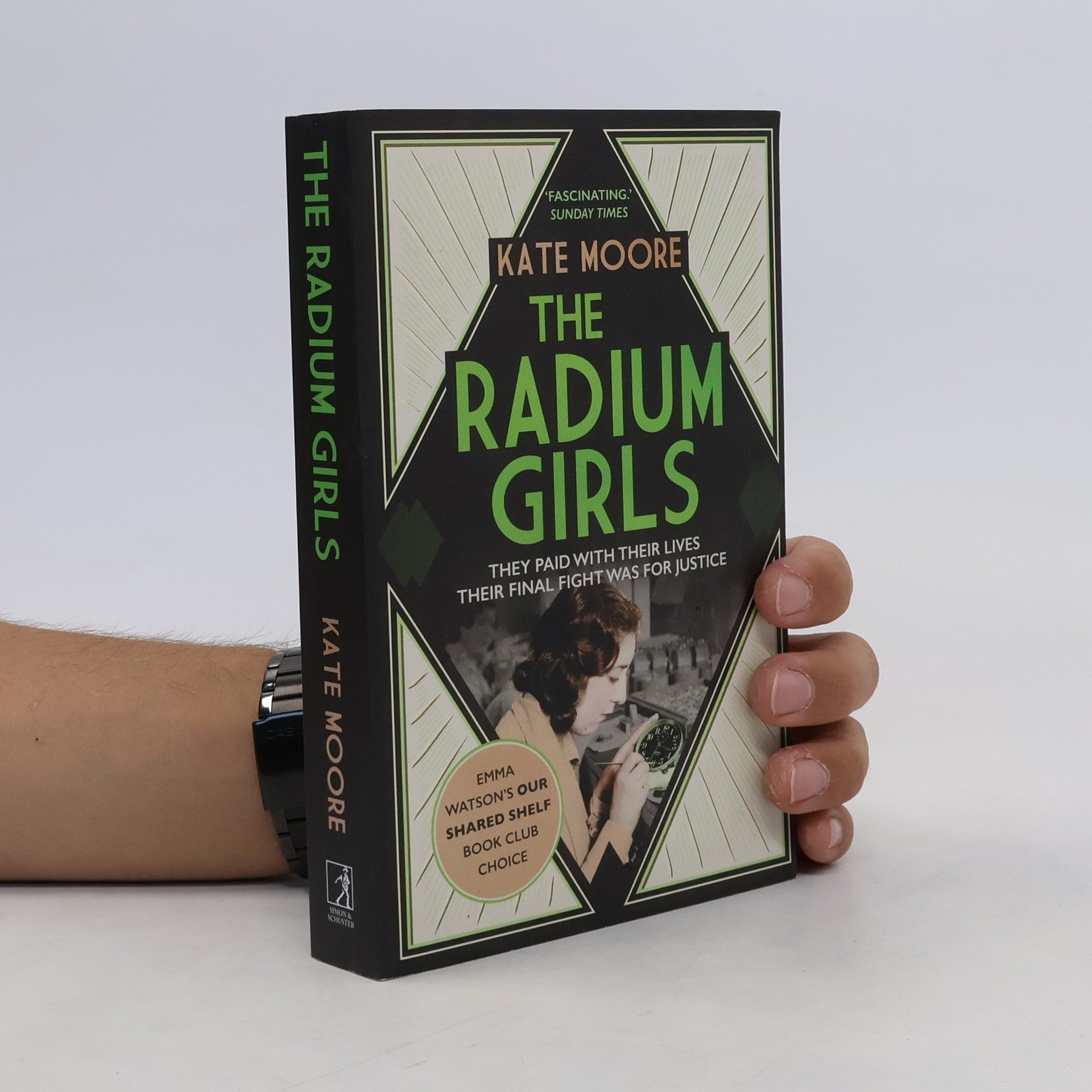 Kate Moore The radium girls : they paid with their lives, their final fight was for justice