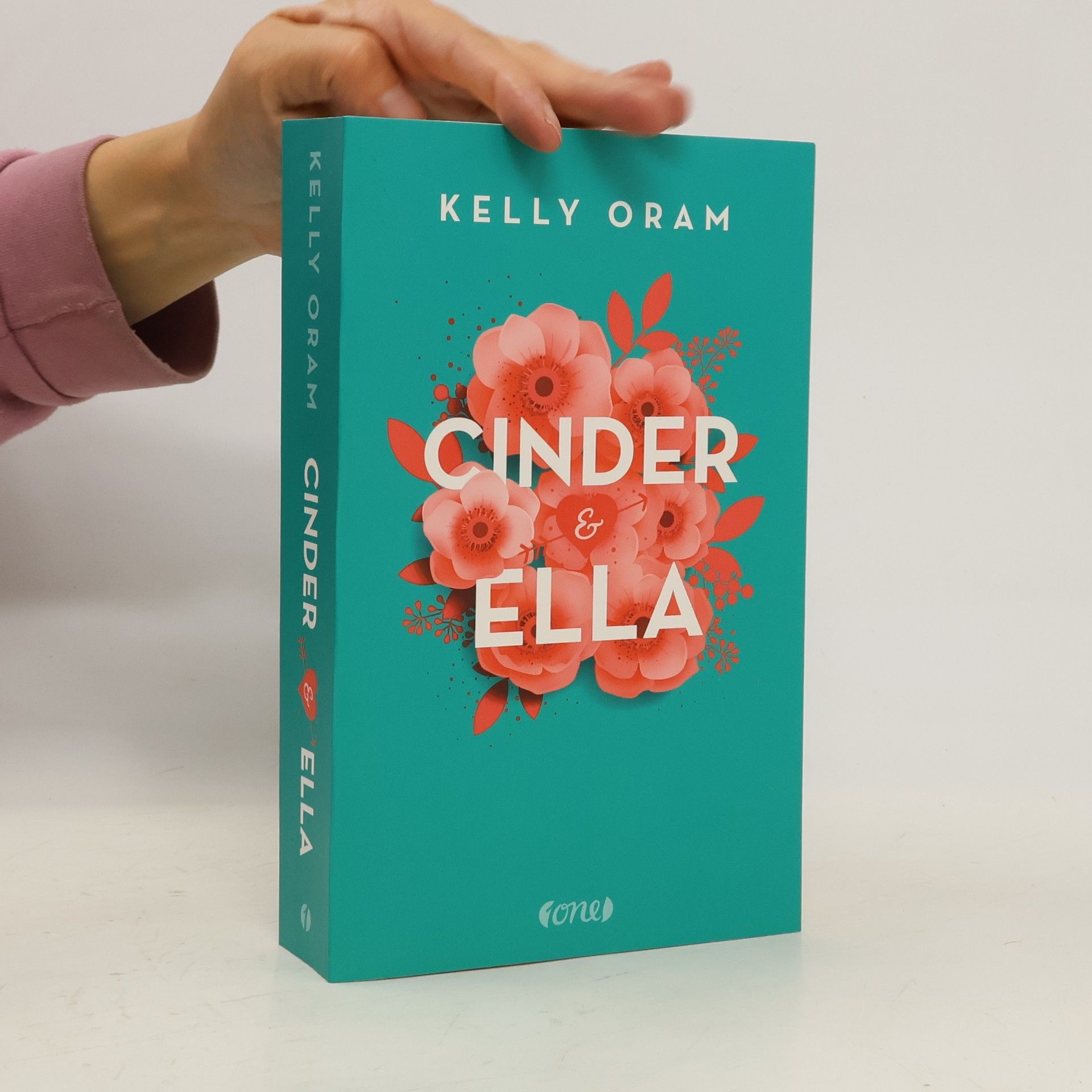 Kelly Oram Cinder & Ella 1
