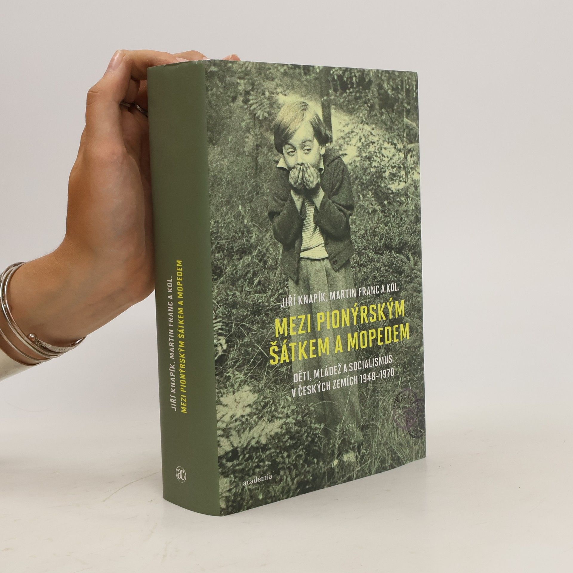 Jiří Knapík Mezi pionýrským šátkem a mopedem: Děti, mládež a socialismus v českých zemích 1948-1970