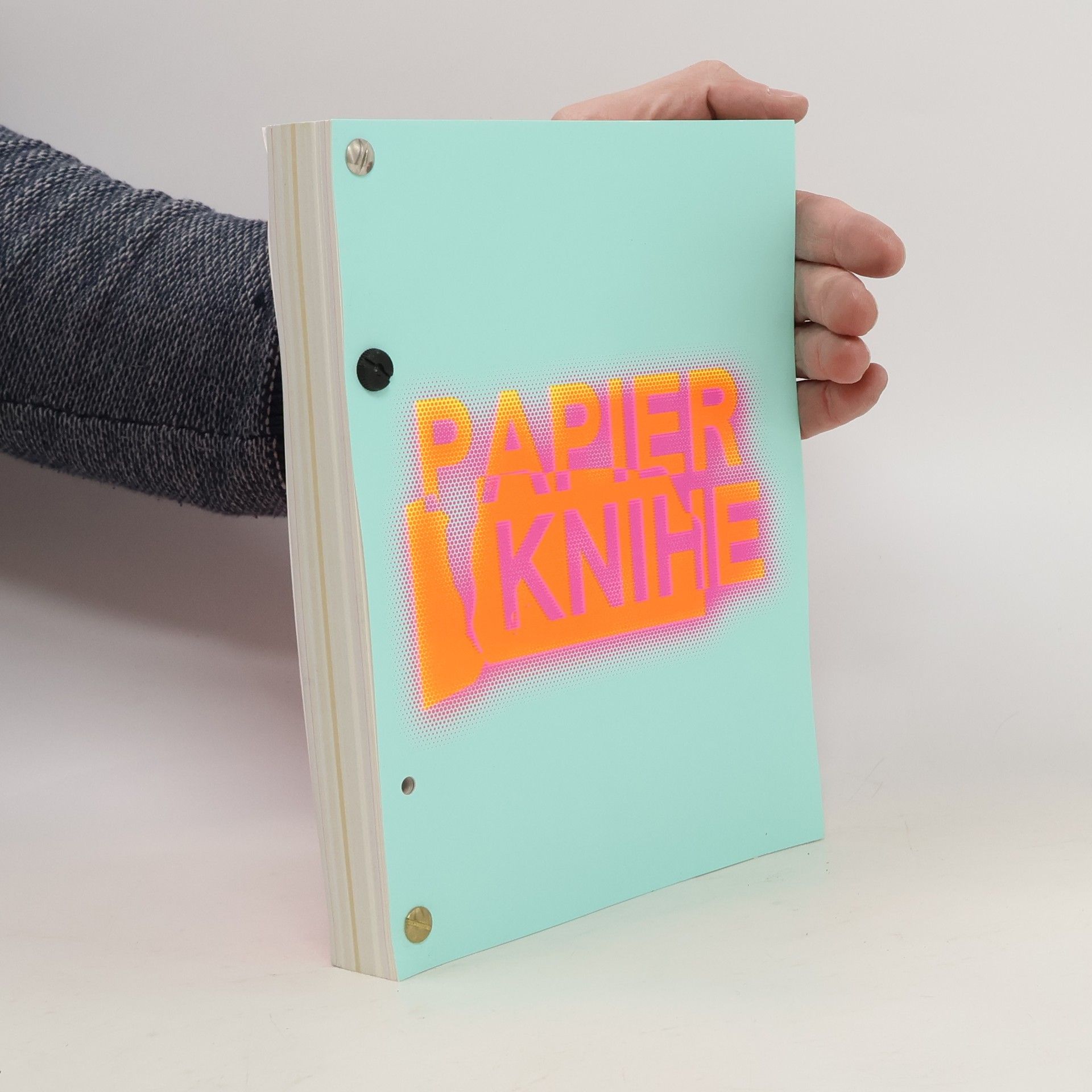 AA.VV. Papier v knihe