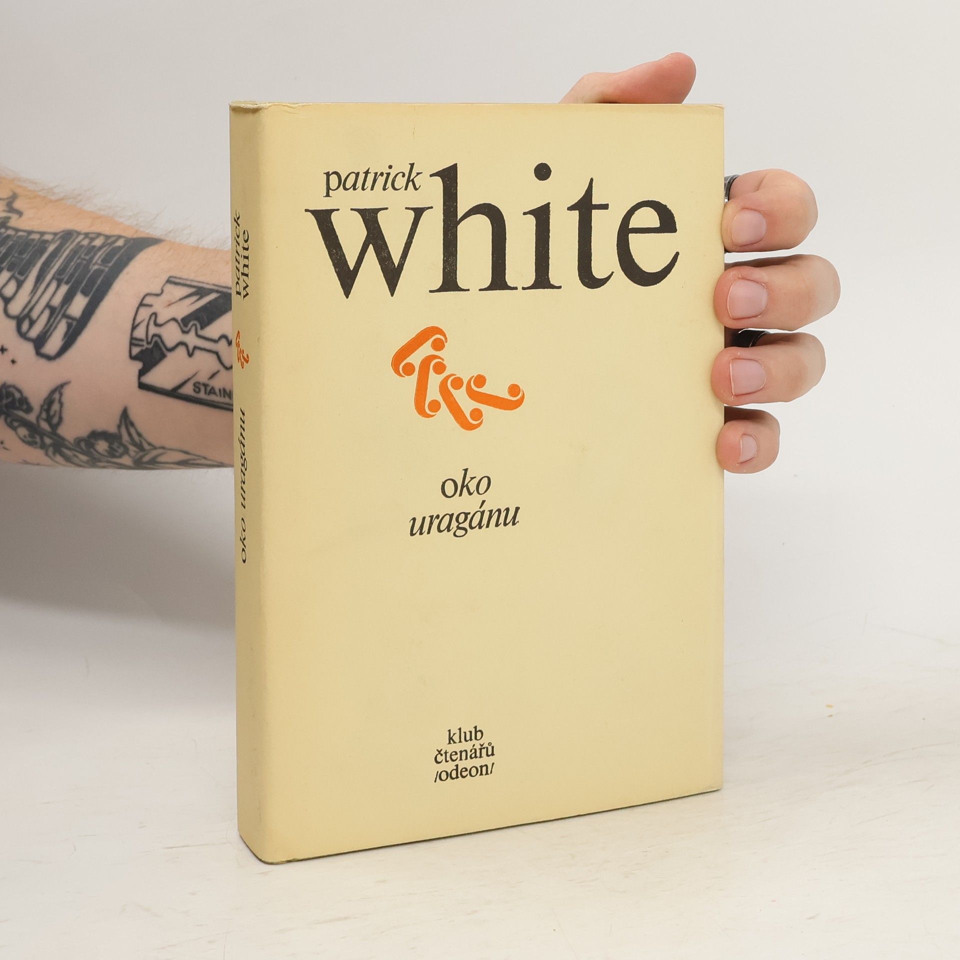 Patrick White Oko uragánu