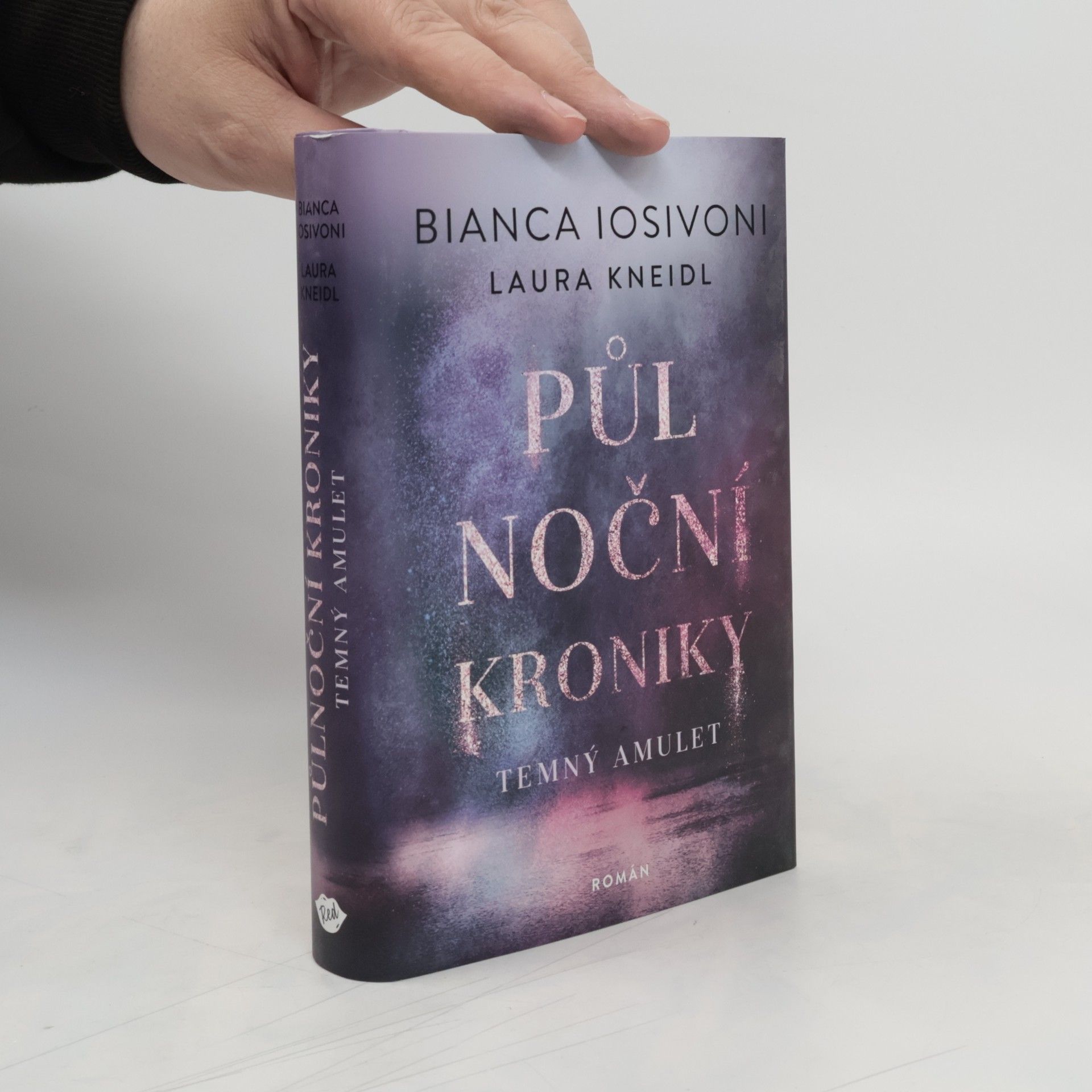 Bianca Iosivoni Půlnoční kroniky: Temný amulet.