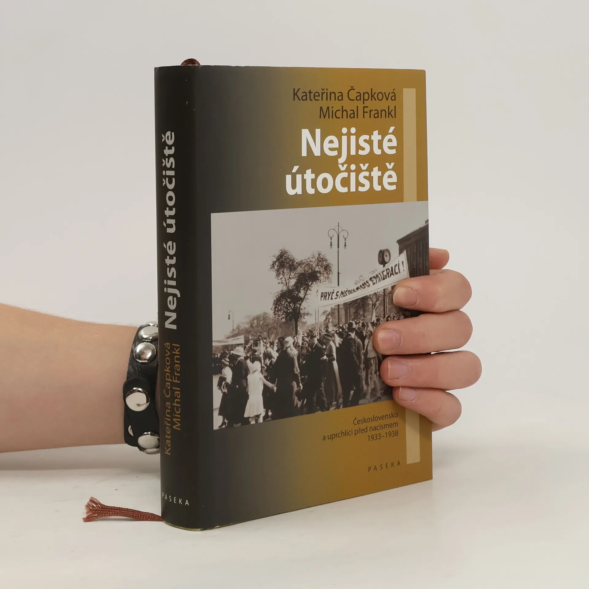 Nejisté útočiště | Book | Kateřina Čapková | CS