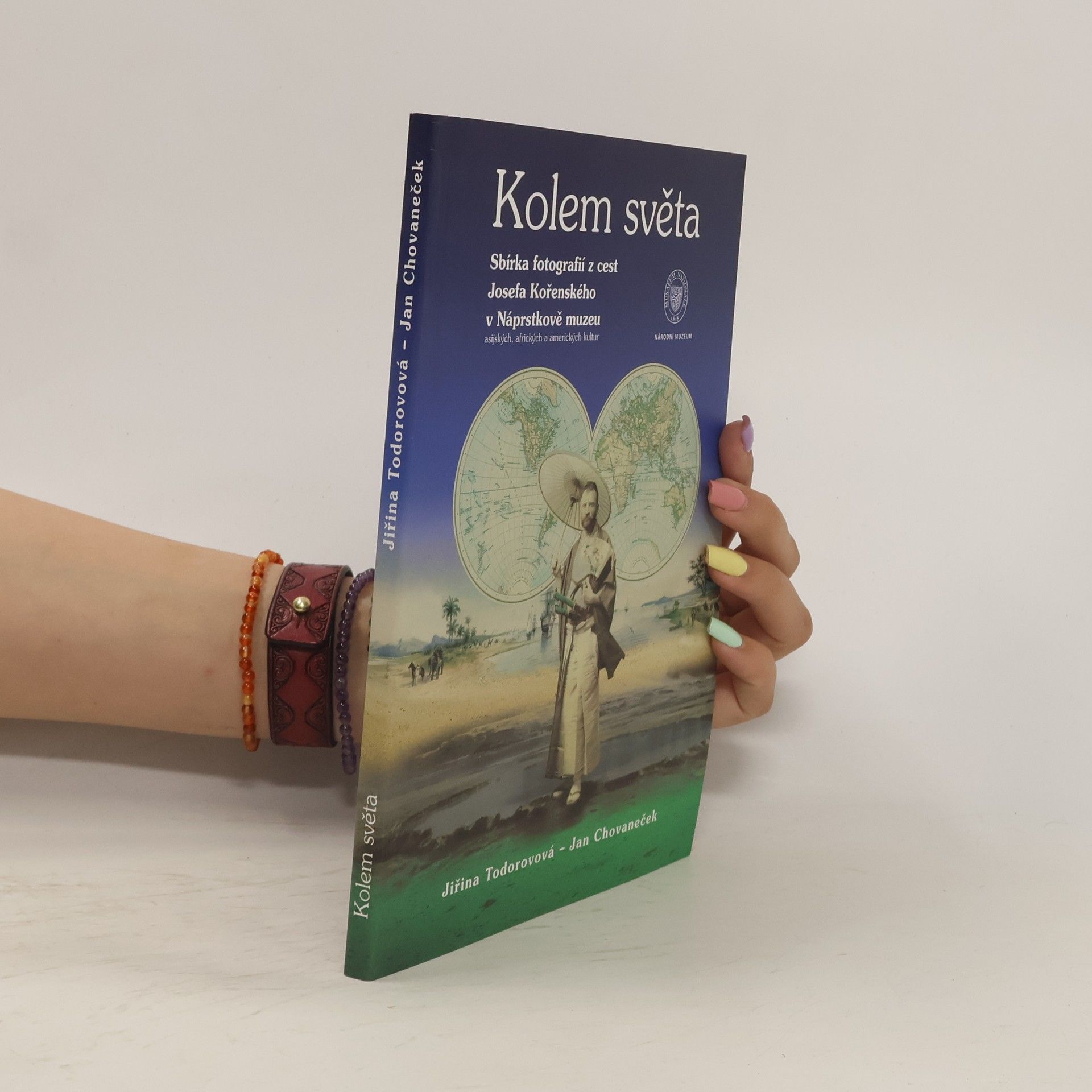 Jiřina Todorovová Kolem světa. Sbírka fotografií z cest Josefa Kořenského v Náprstkově muzeu asijských, afrických a amerických kultur