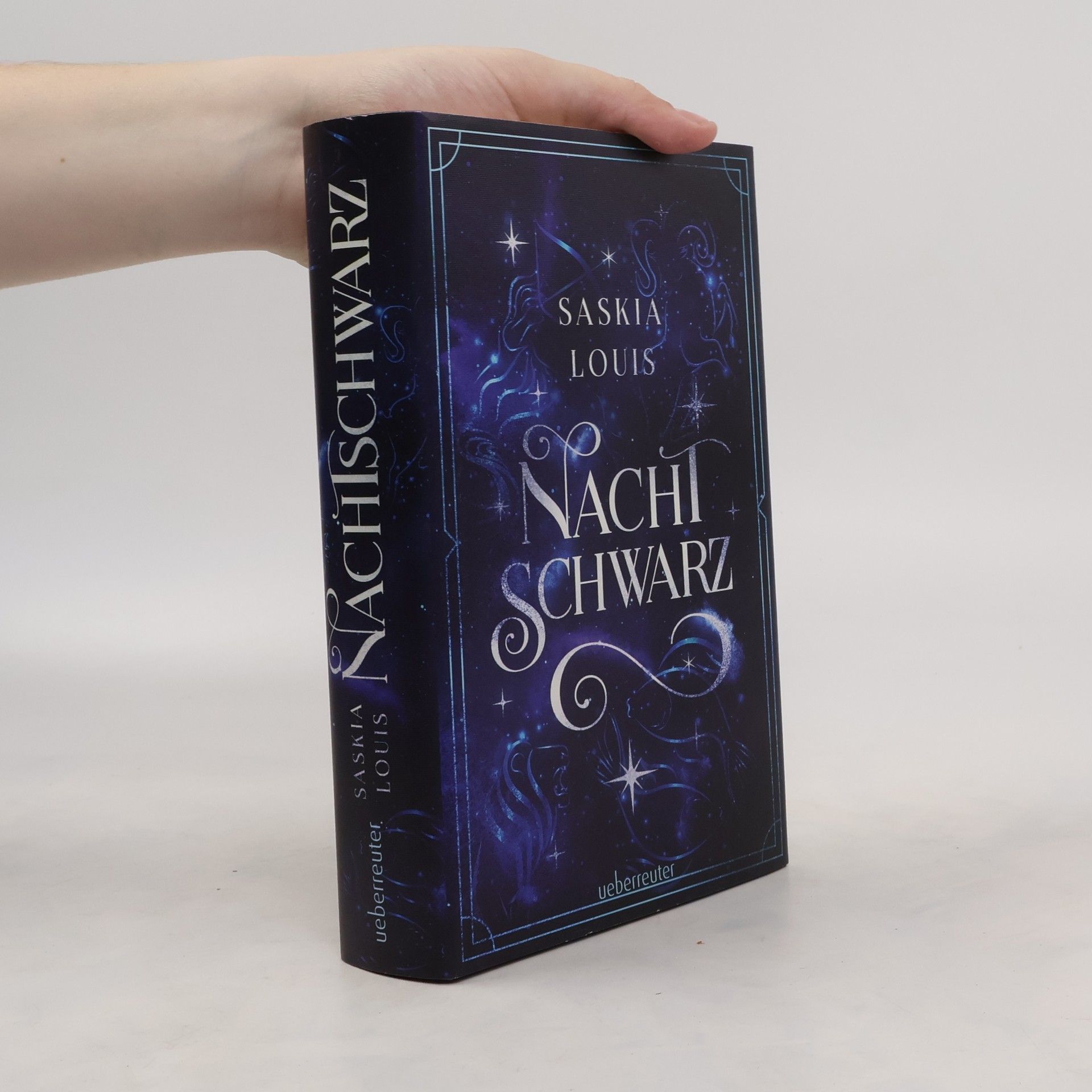Saskia Louis Nachtschwarz (Nachtschwarz-Sternenhell, Bd. 1) Aufregende Urban-Fantasy-Dilogie über die Magie der Sterne und eine große Liebe – Buchumschlag mit Perlmuttglanzeffekt + Character Card in der 1. Auflage!