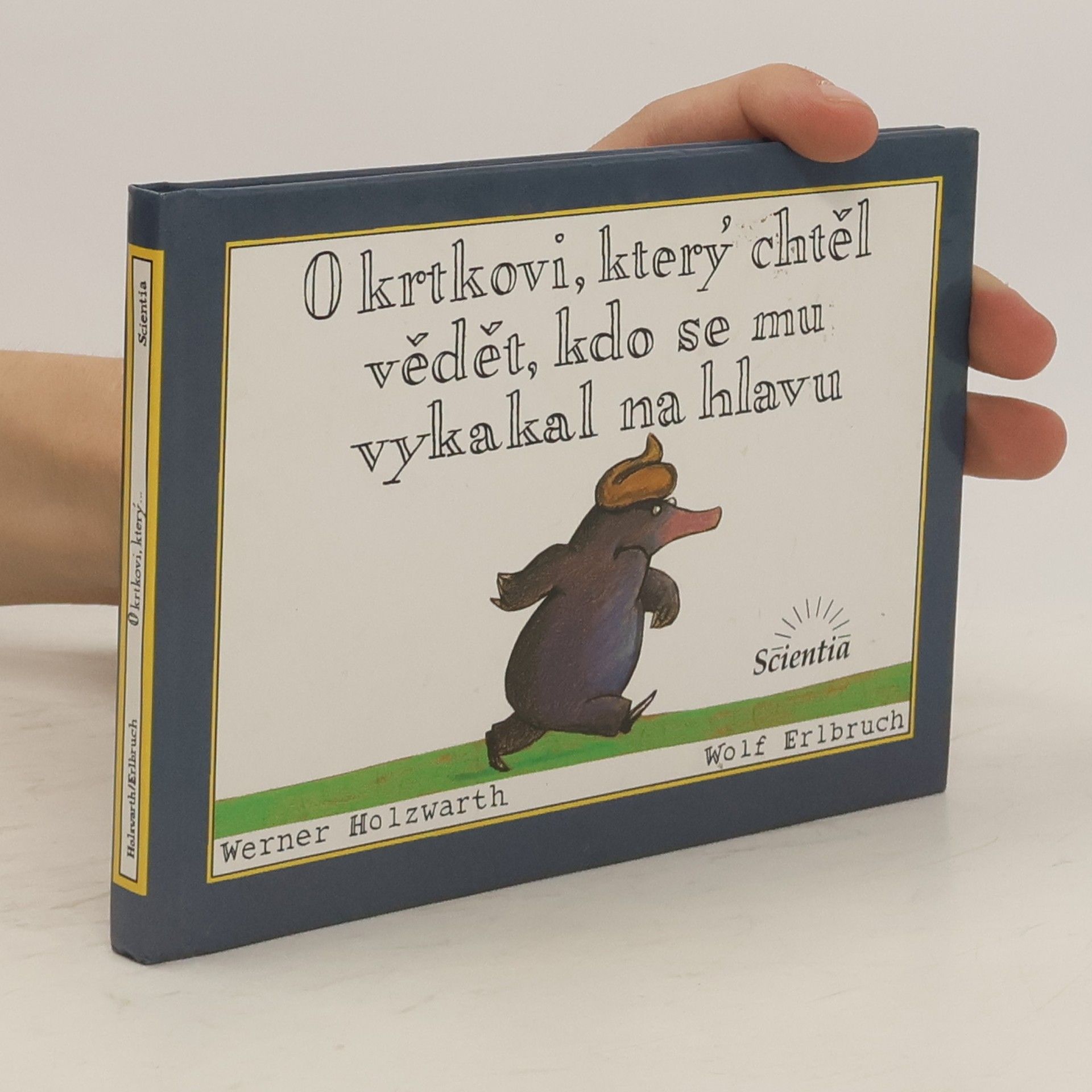 Werner Holzwarth O krtkovi, který chtěl vědět, kdo se mu vykakal na hlavu