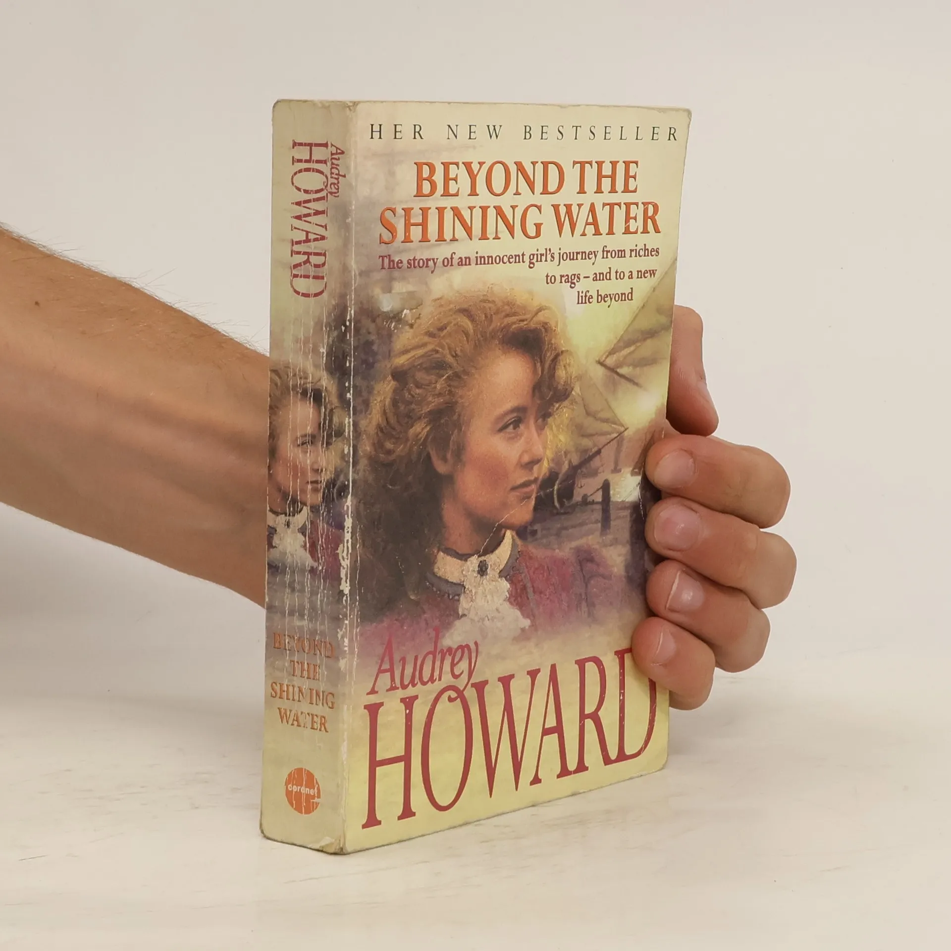 Beyond the Shining Water | Book | Paperback | Audrey Howard | EN