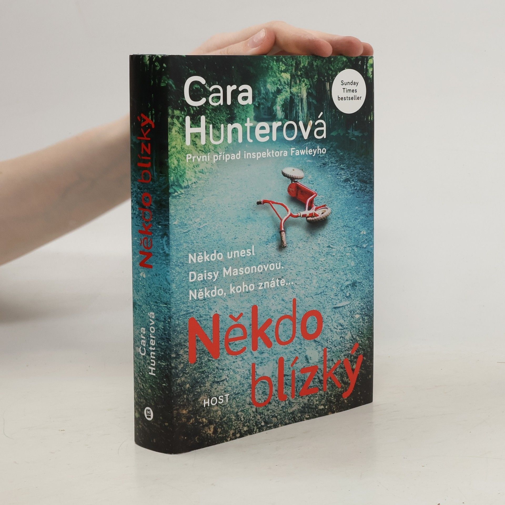 Cara Hunter Někdo blízký. První případ inspektora Fawleyho