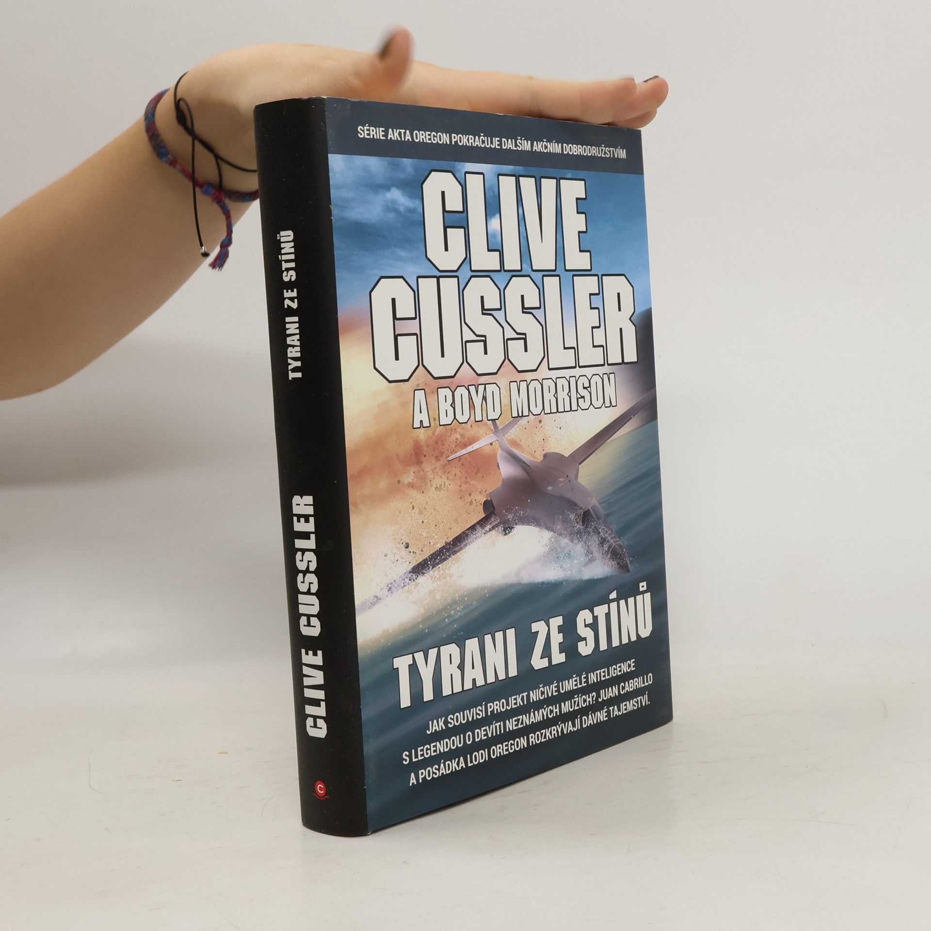 Clive Cussler Tyrani ze stínů : román z řady Akta Oregon