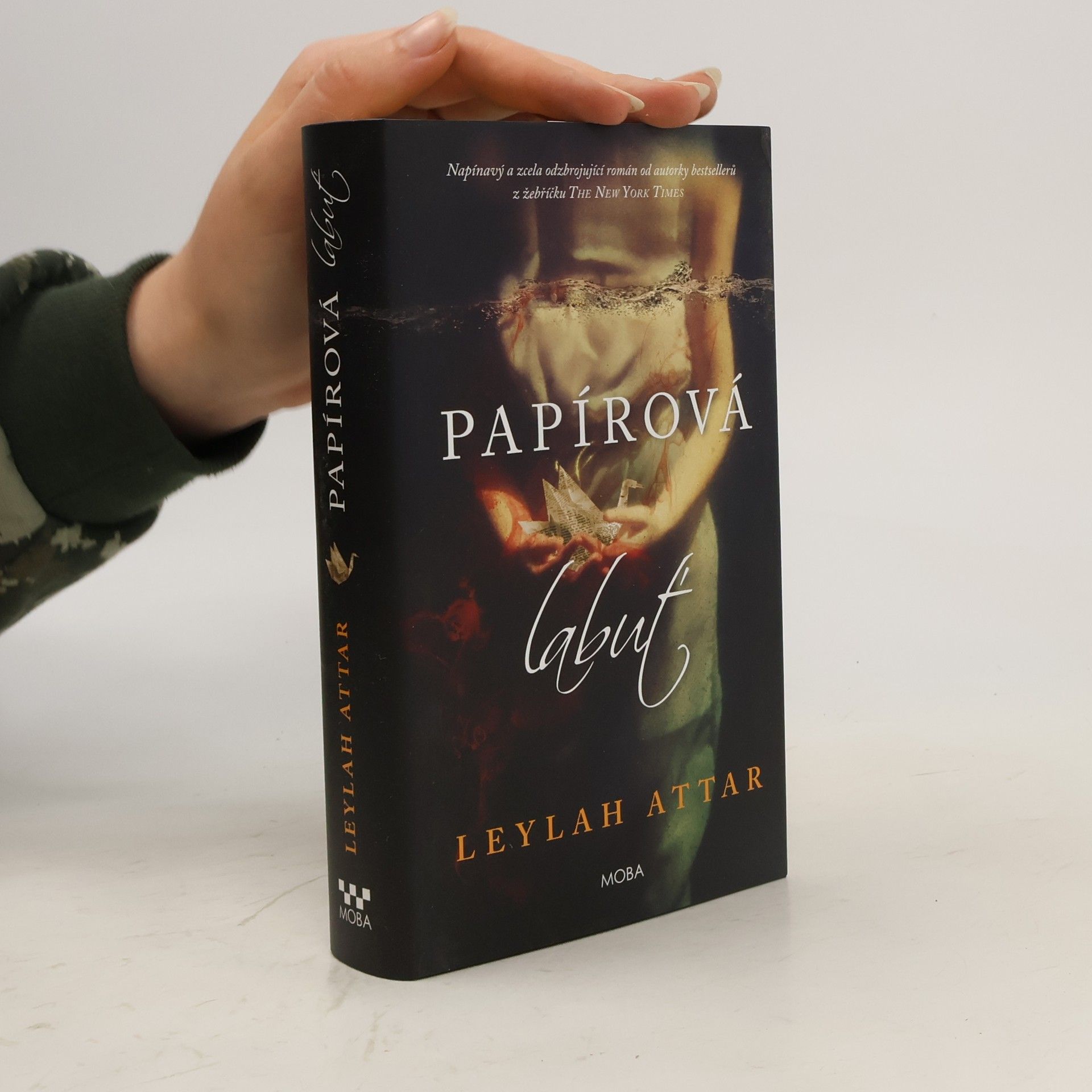 Leylah Attar Papírová labuť