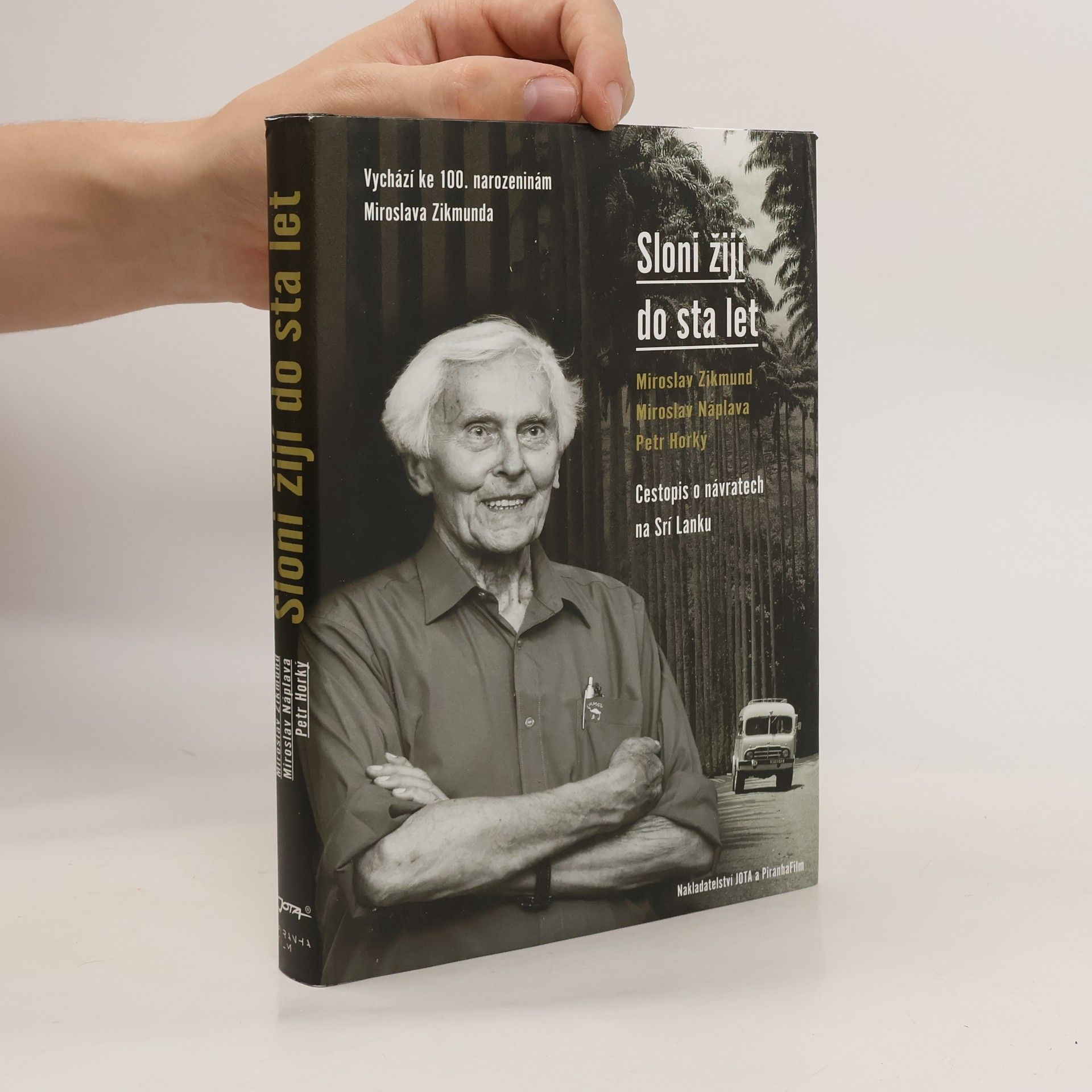 Sloni žijí do sta let