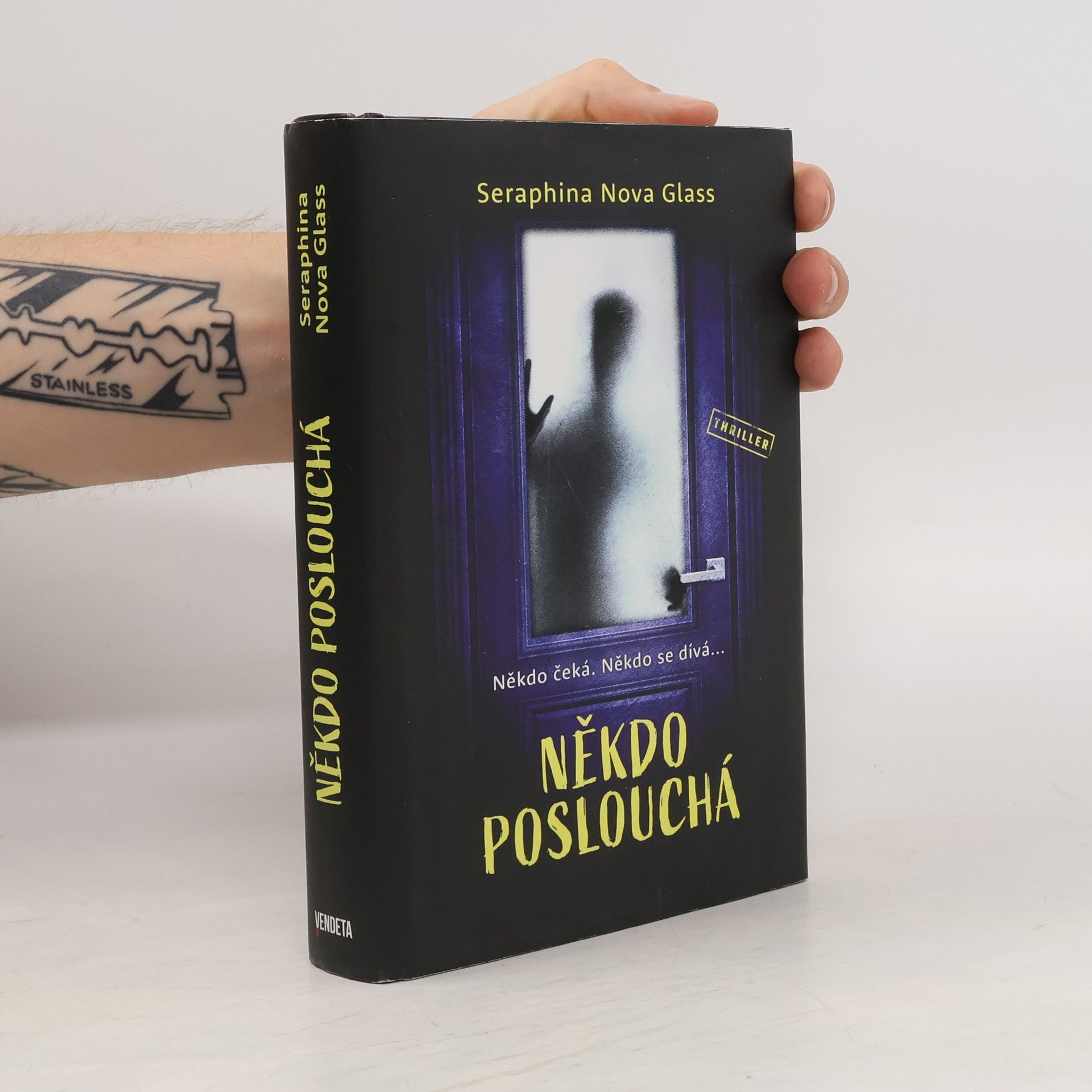 Seraphina Nova Glass Někdo poslouchá