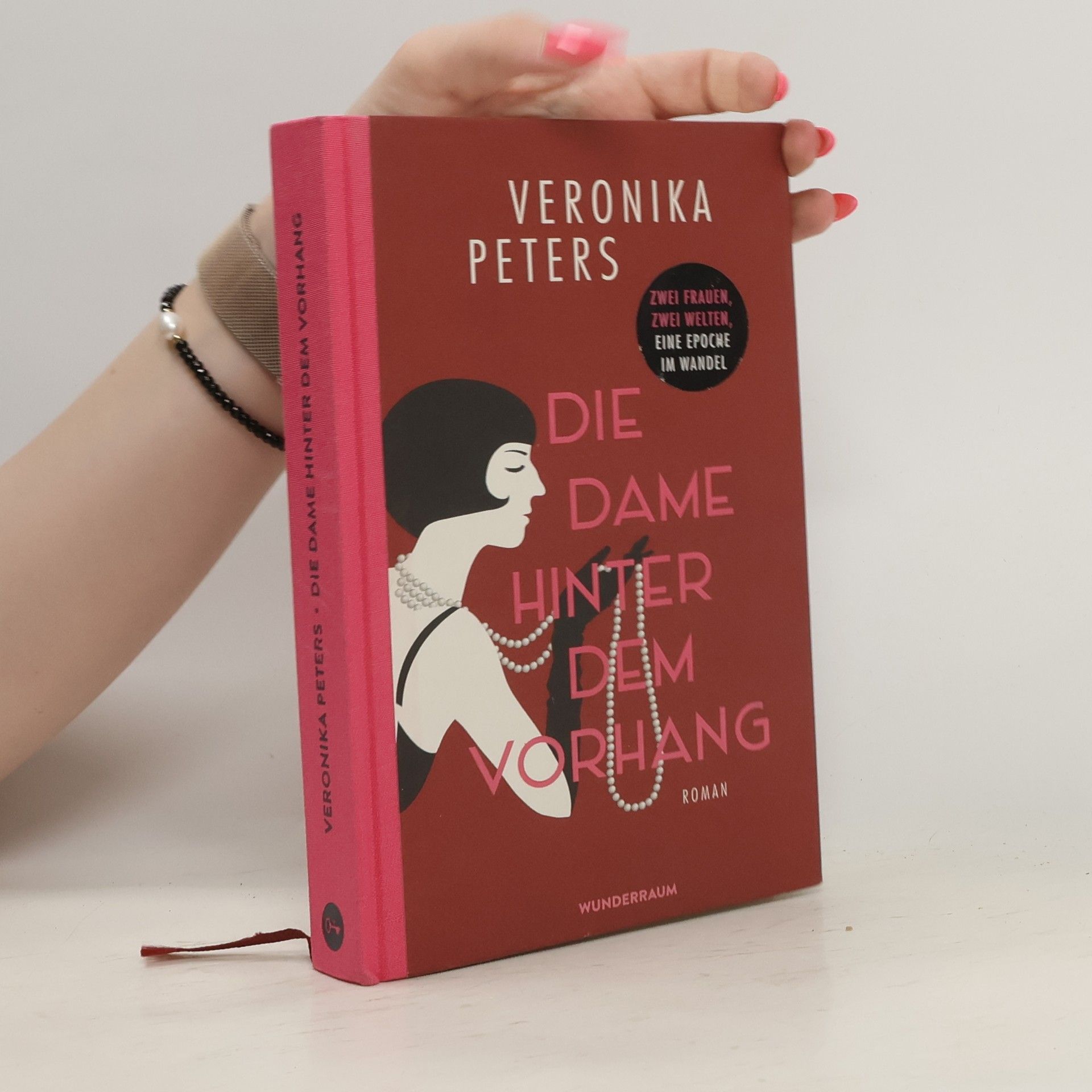 Veronika Peters Die Dame hinter dem Vorhang