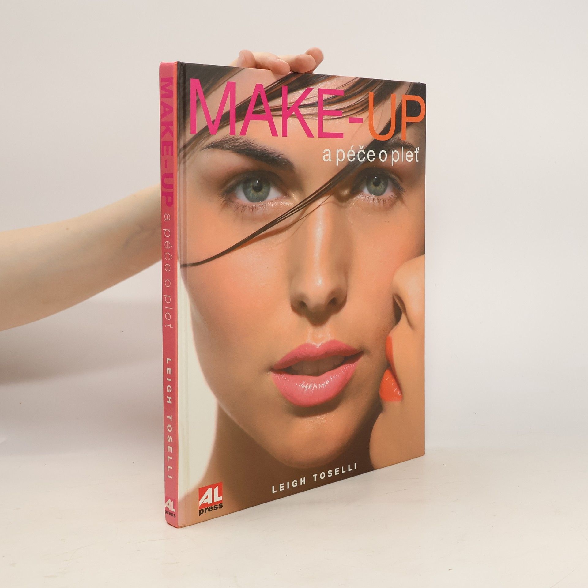 Leigh Toselli Make-up a péče o pleť