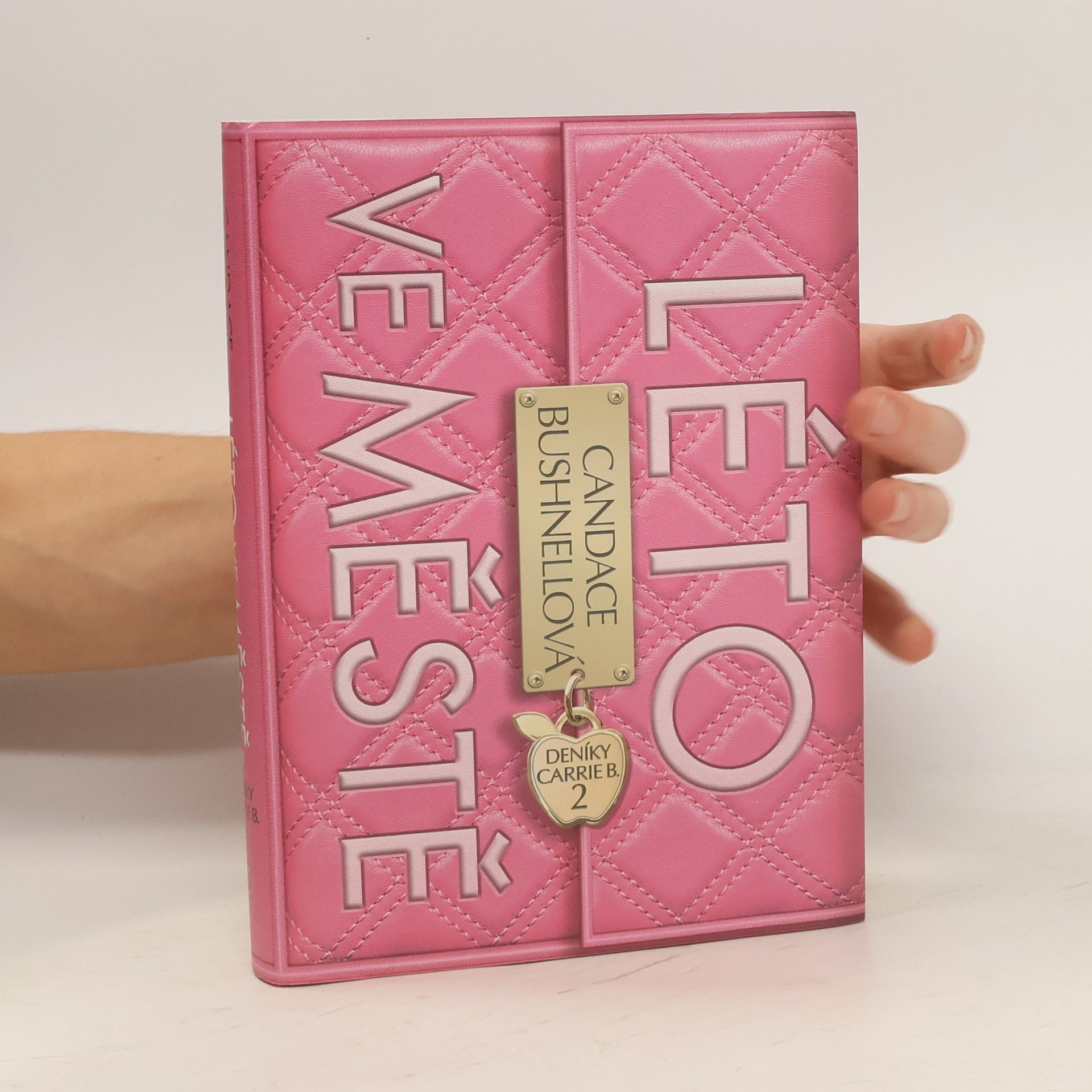Candace Bushnell Deníky Carrie B. 2, Léto ve městě