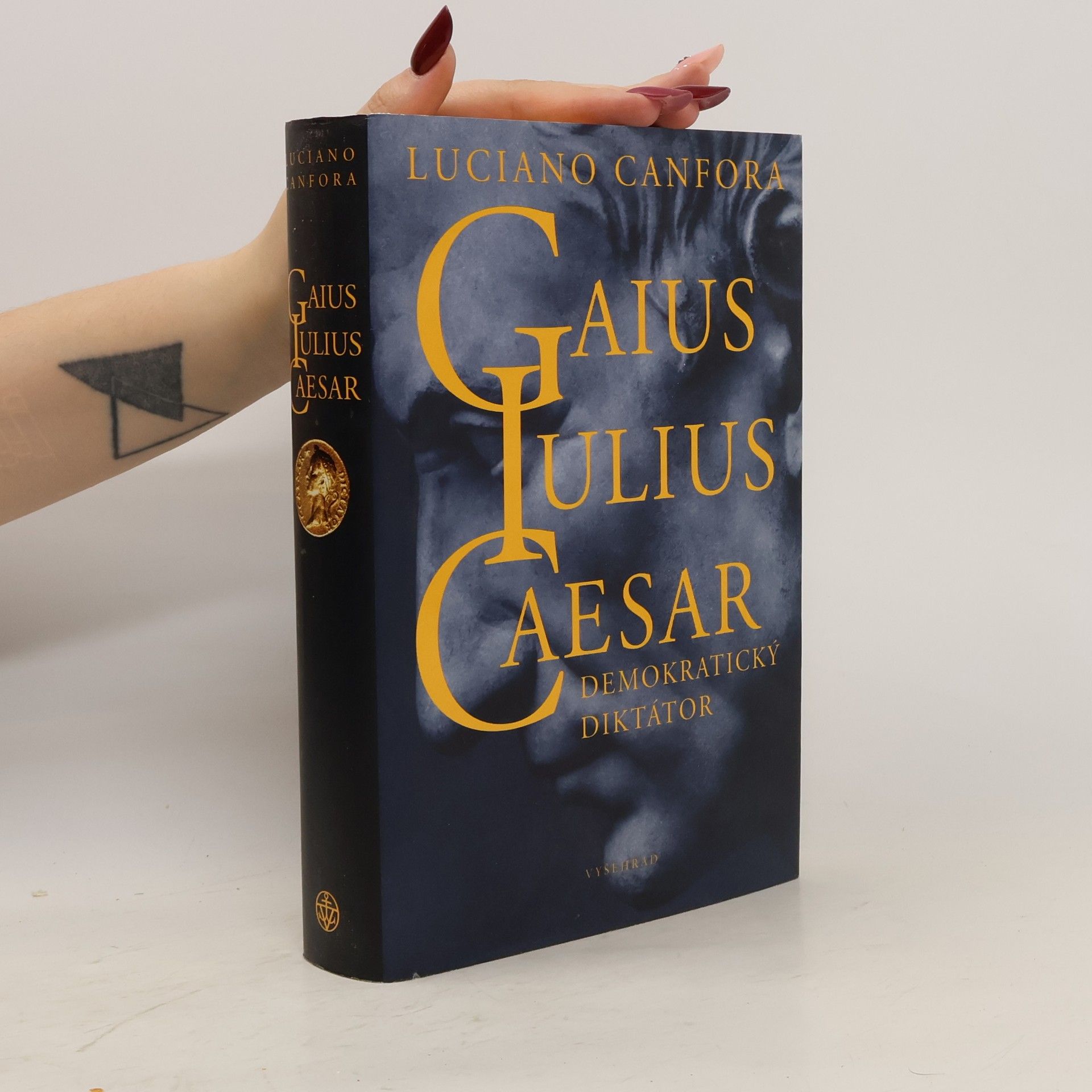 Luciano Canfora Gaius Iulius Caesar. Demokratický diktátor