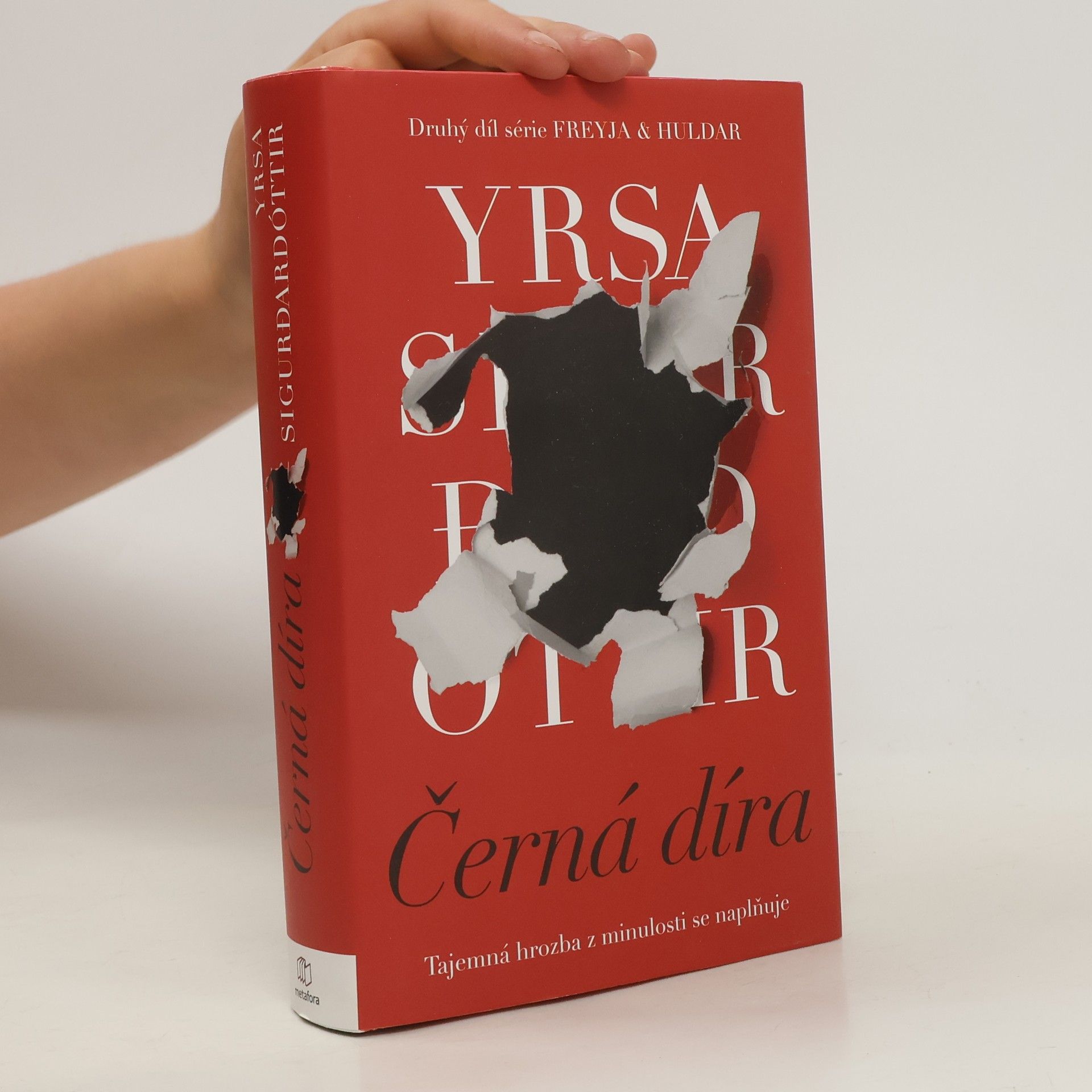Yrsa Sigurðardóttir Černá díra