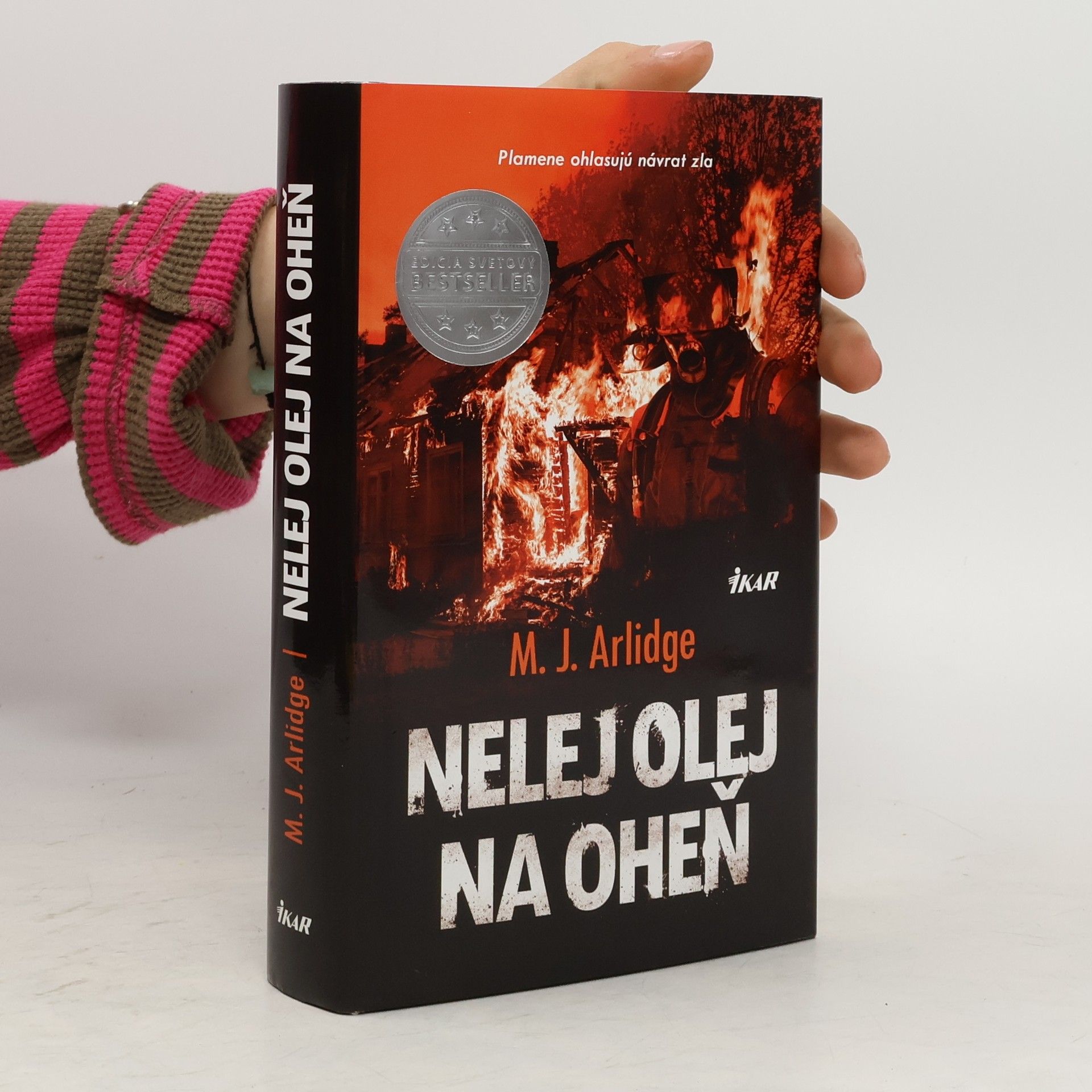 M. J. Arlidge Nelej olej na oheň
