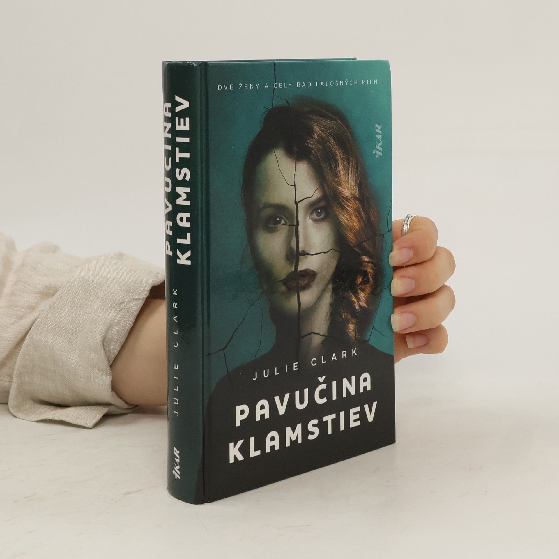 Julie Clark Pavučina klamstiev
