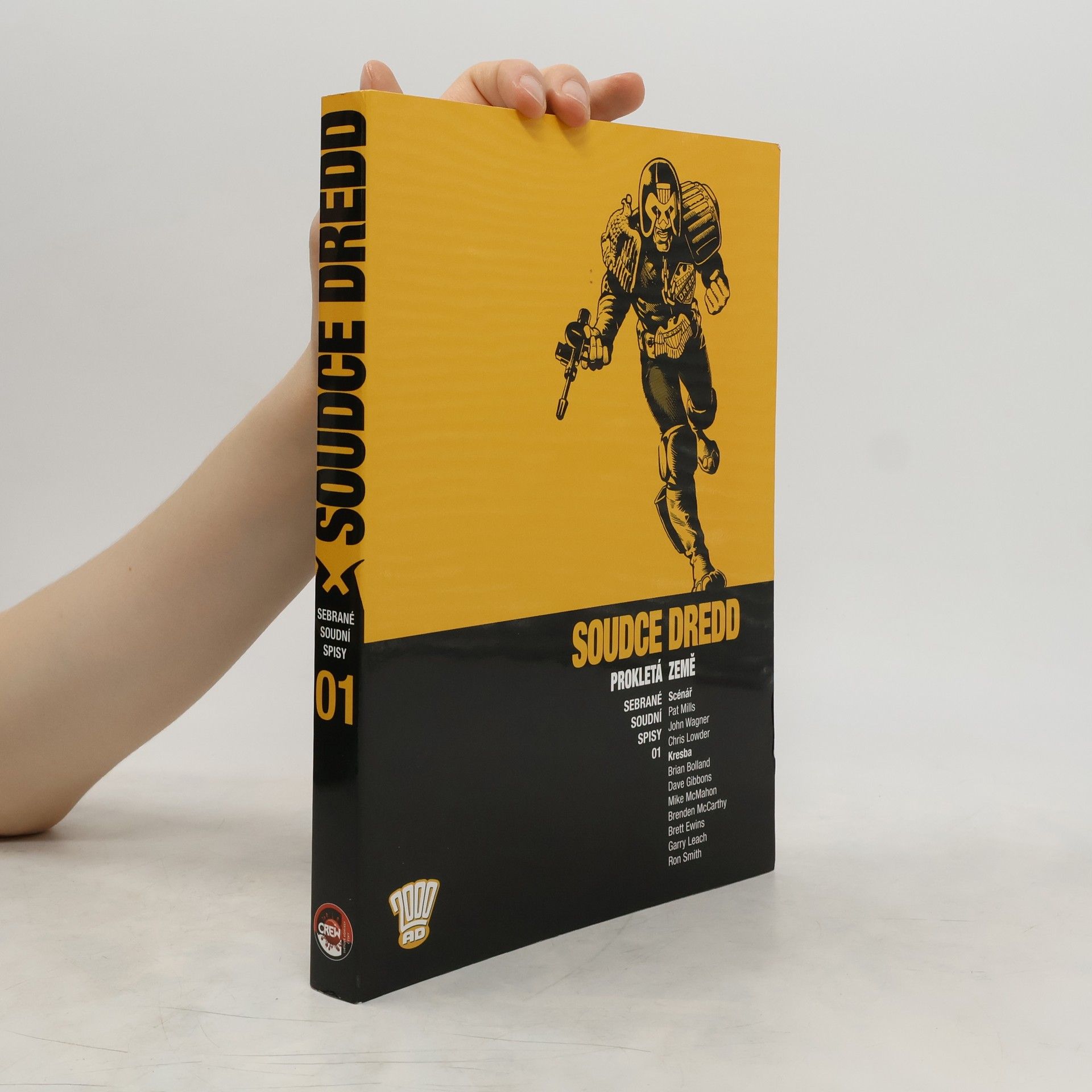 Pat Mills Soudce Dredd: Sebrané soudní spisy 01 - Prokletá země