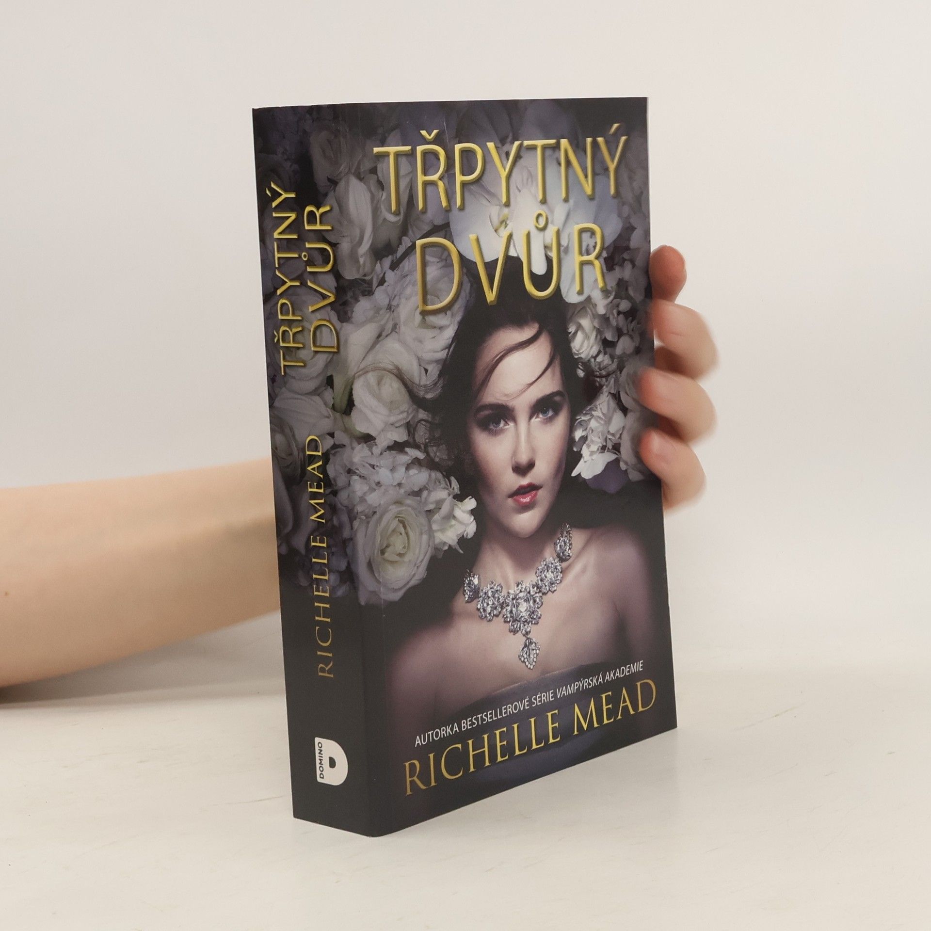 Richelle Mead Třpytný dvůr