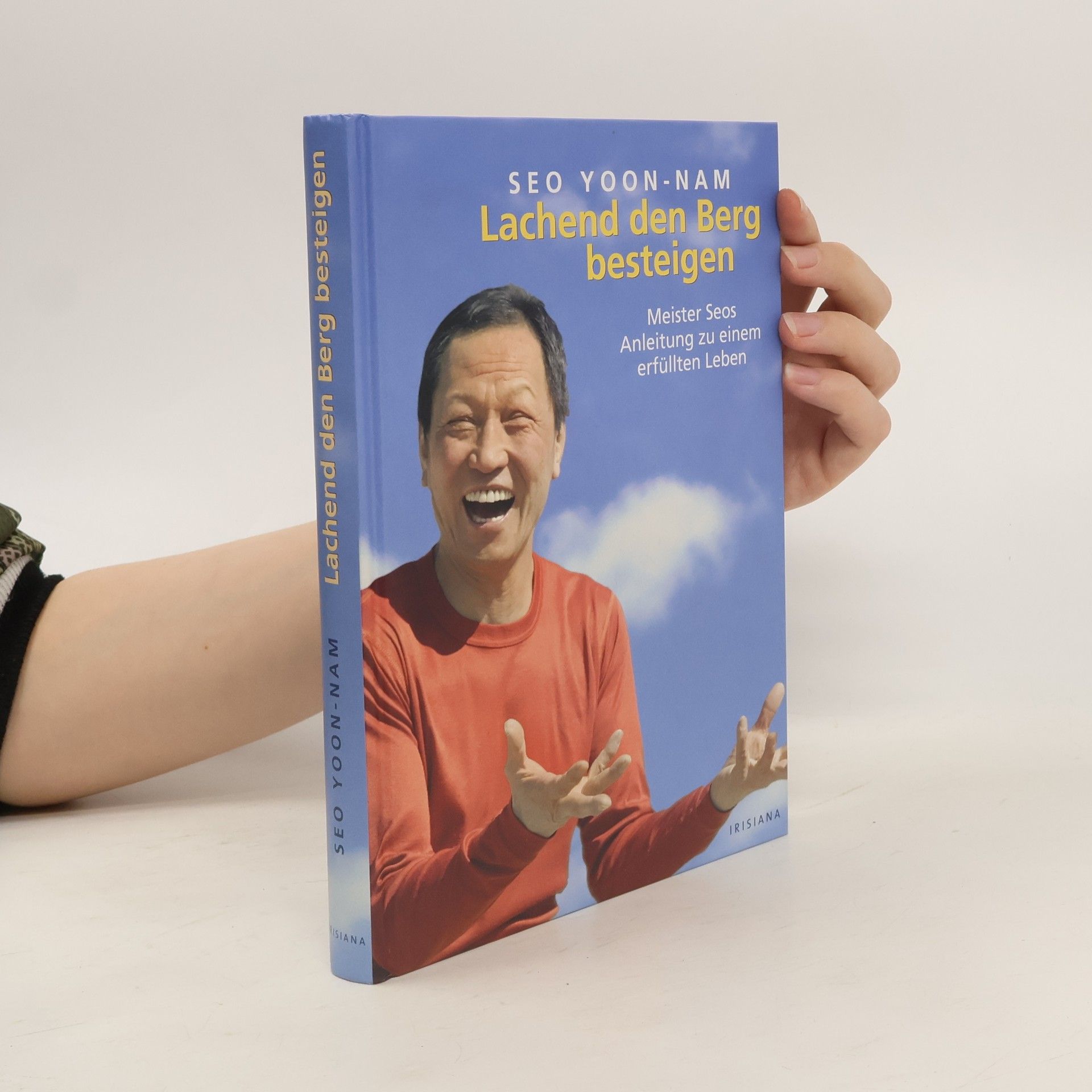 Seo Yoon Nam Lachend den Berg besteigen