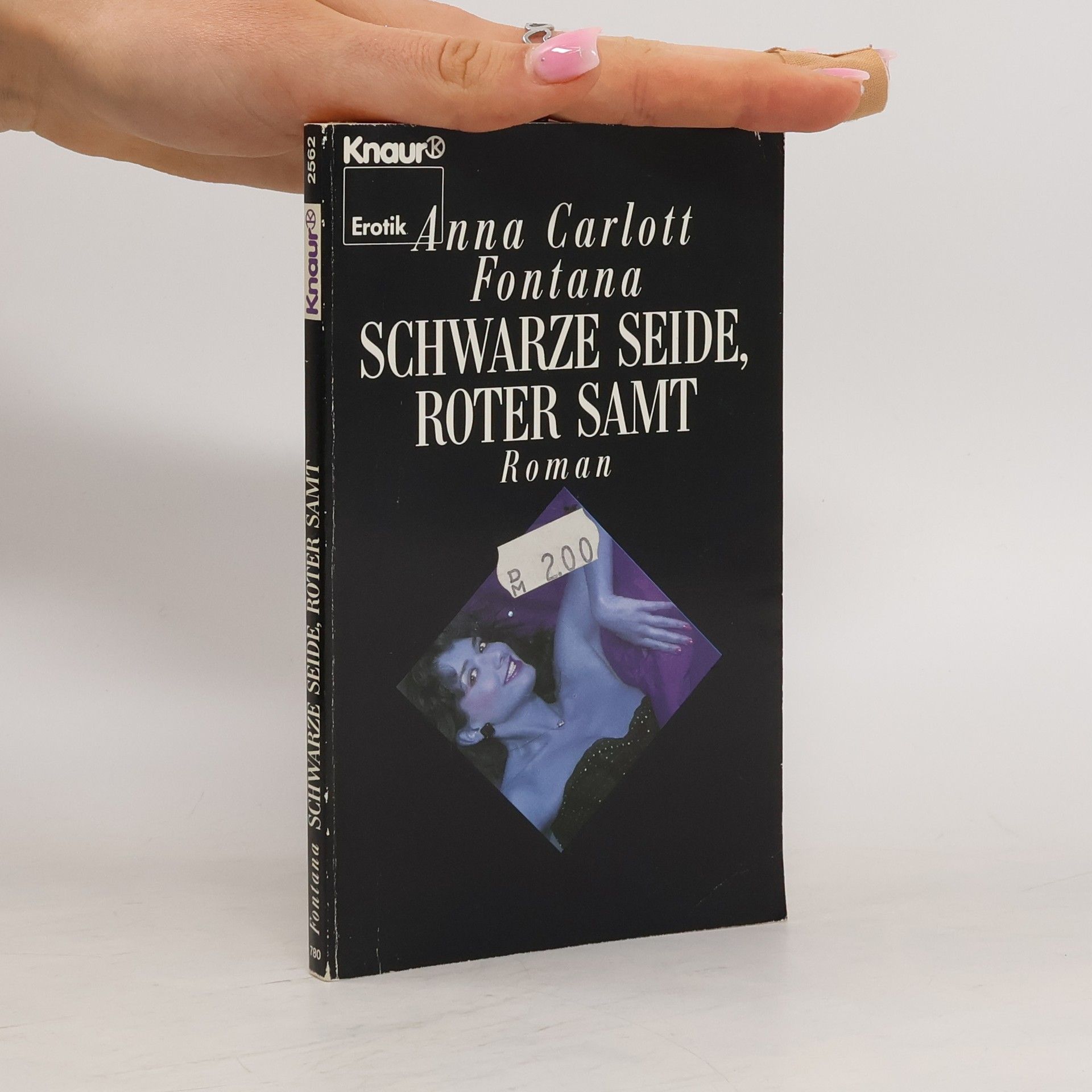 Anna Carlot Fontana Schwarze Seide, roter Samt