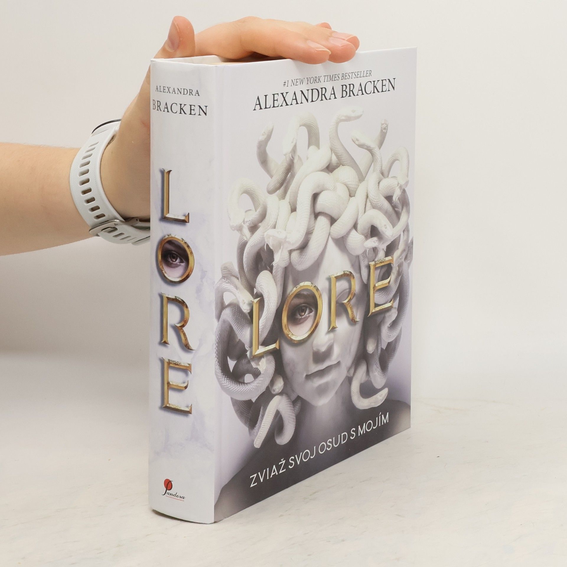 Alexandra Bracken Lore: Zviaž svoj osud s mojím
